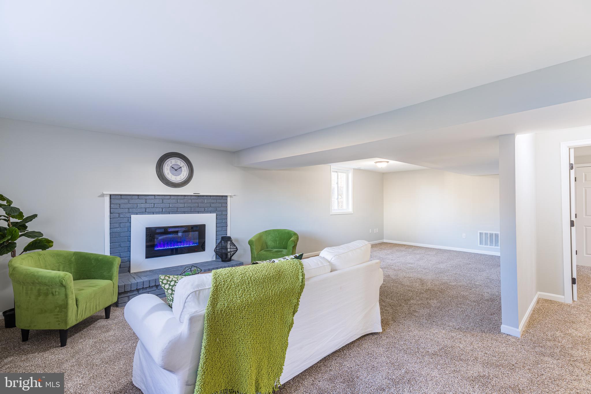 WOODLAND BEACH - Residential