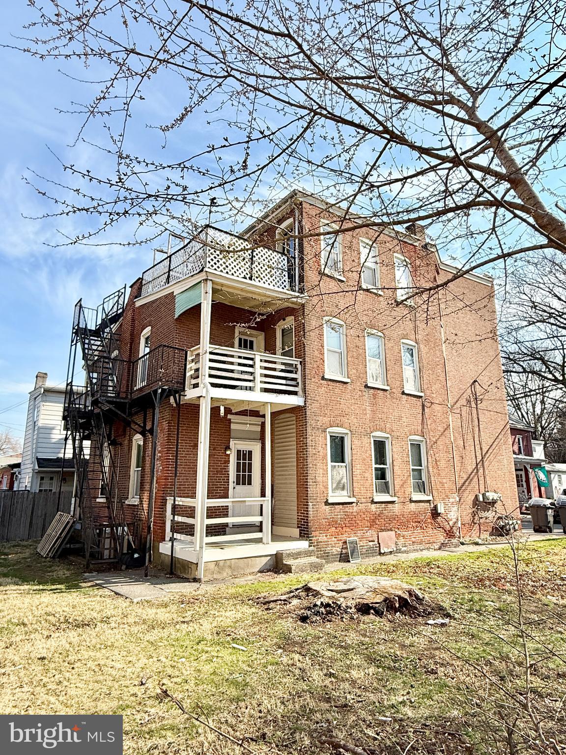 Main image without alt text