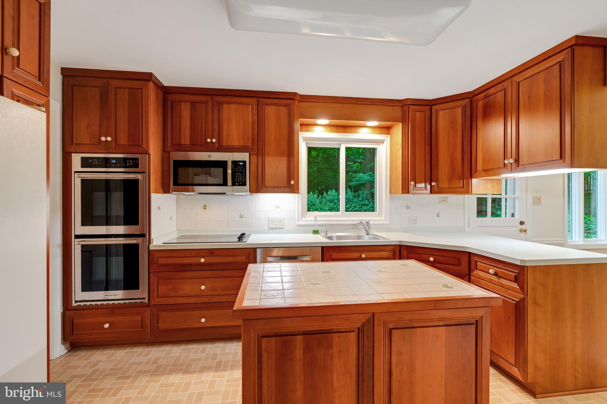 SHERWOOD FOREST MANOR - Residential