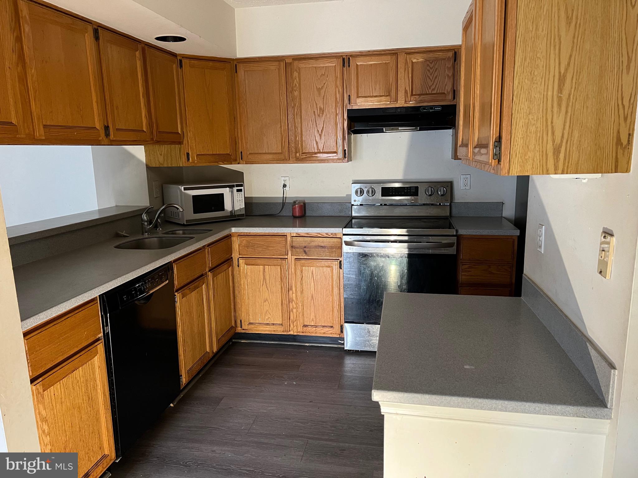 WATERS EDGE AT NORTH LAKE - Residential