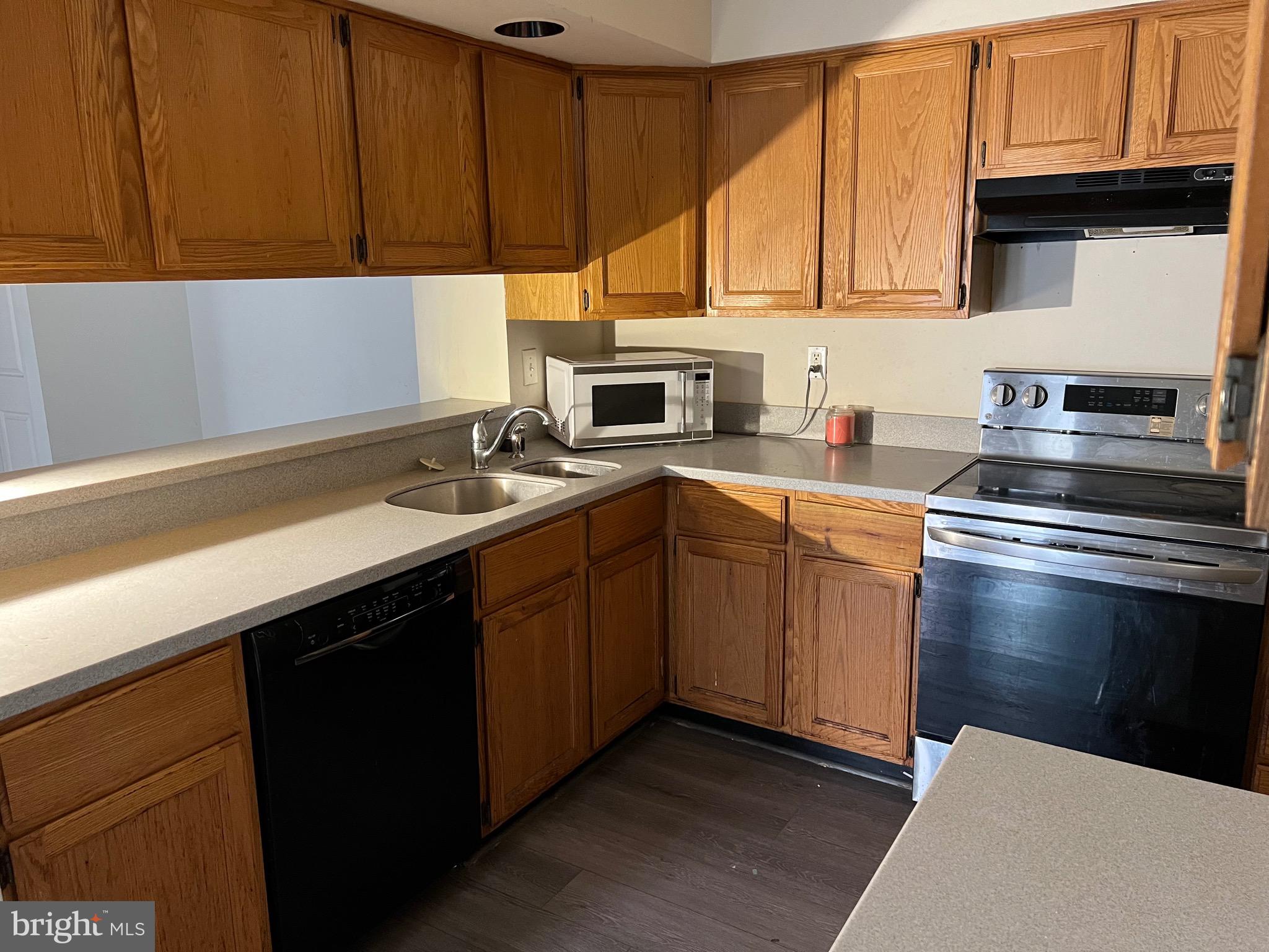 WATERS EDGE AT NORTH LAKE - Residential