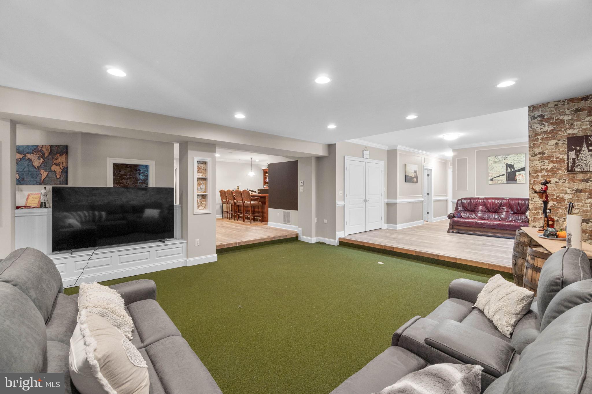 RIVER DOWNS - Residential