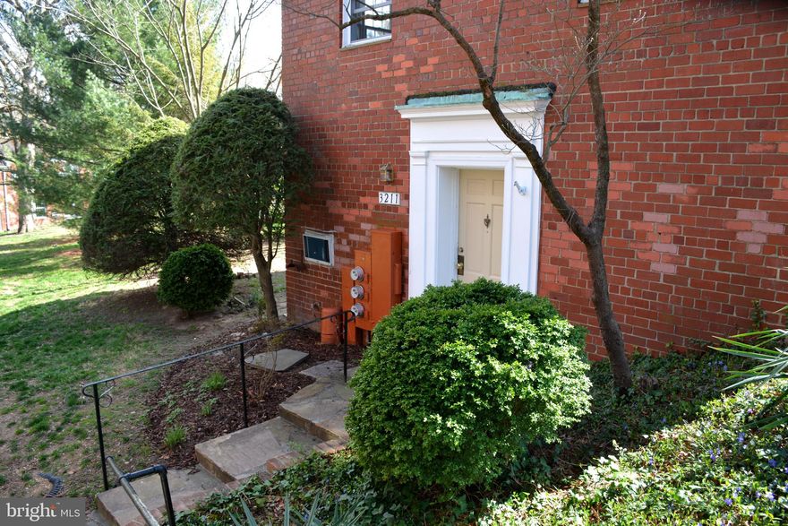 Lincoln model 2 bedroom 1 bath, one level unit with highly desired outdoor space and washer/dryer in the unit. New refrigerator!  New windows have been installed! A patio is scheduled to be installed this spring (May timeframe) and a table, 4 chairs and umbrella are provided. Bus line to Pentagon metro a mere steps away and an easy bike ride to new Amazon HQ2.  Restaurants at Shirlington a 5 minute drive away as is shopping at Bradley Center. Walk to Fairlington shops and restaurants. Great neighborhood! Pets will be considered on a case by case basis.