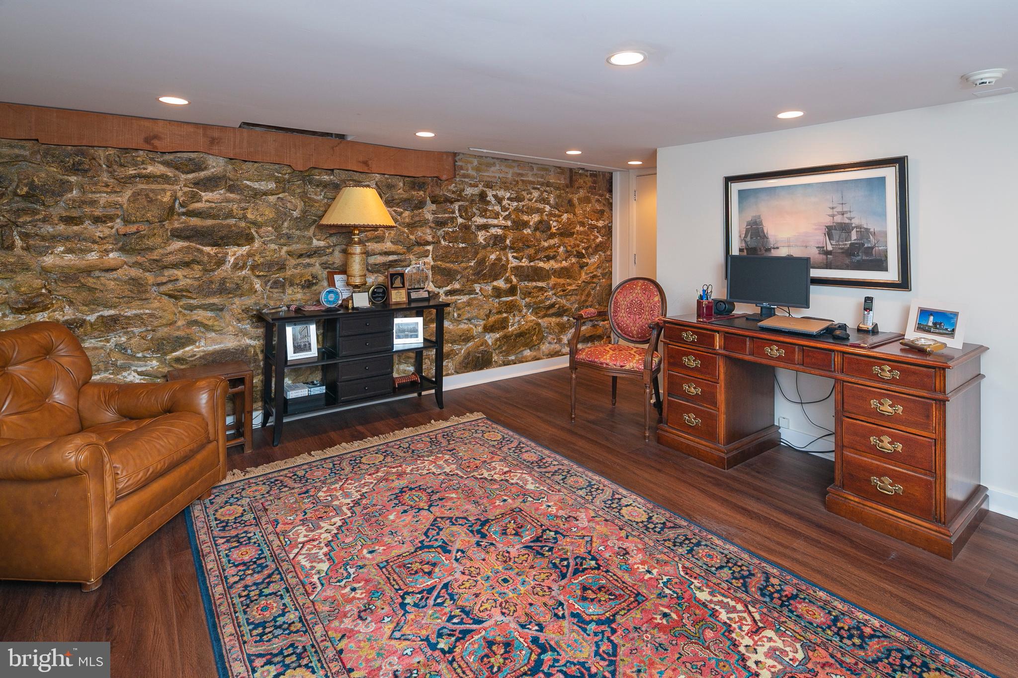 QUEEN VILLAGE - Residential