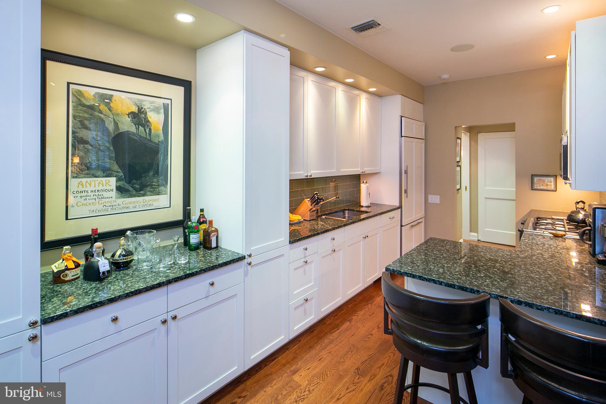 QUEEN VILLAGE - Residential