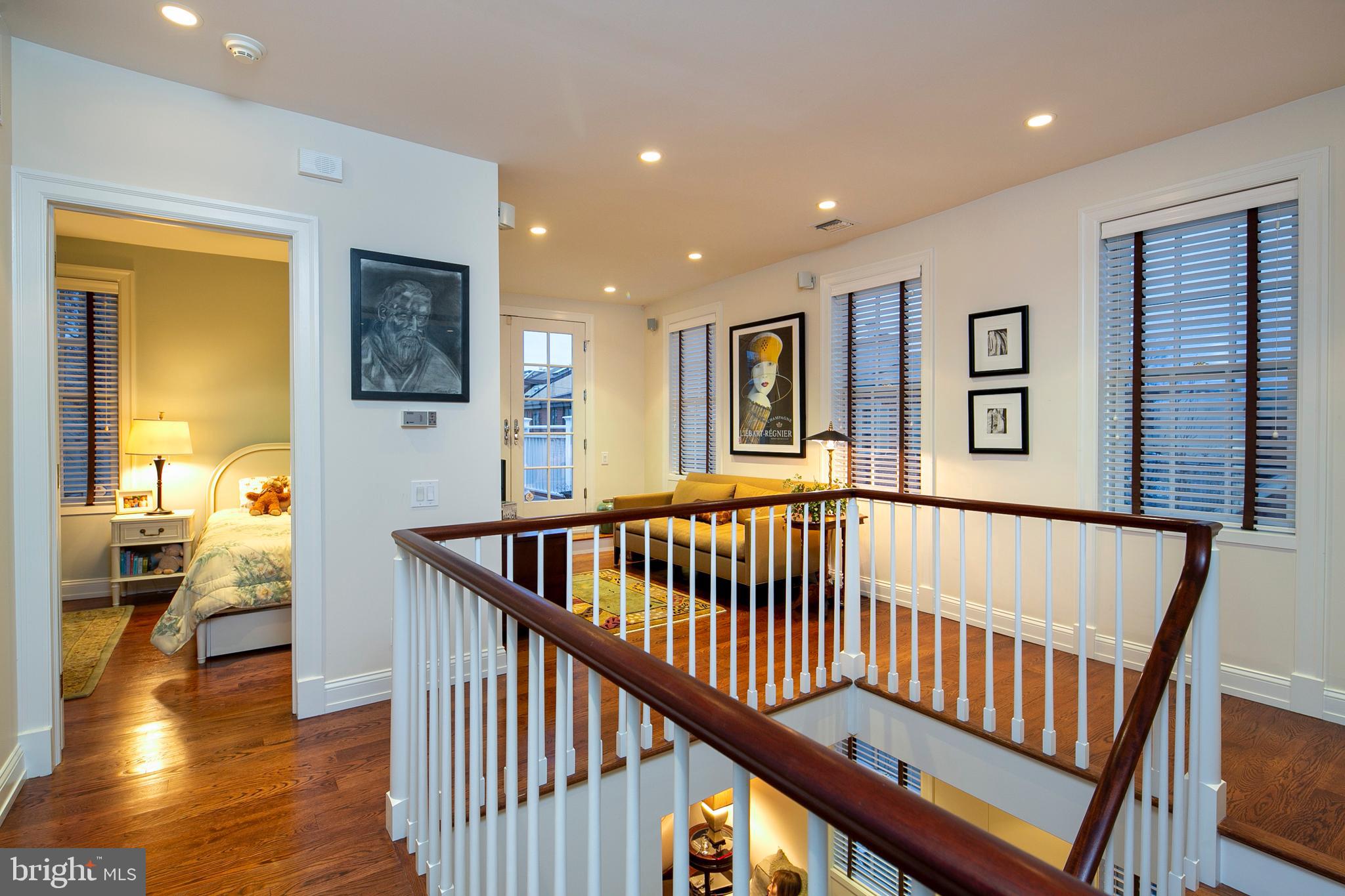 QUEEN VILLAGE - Residential