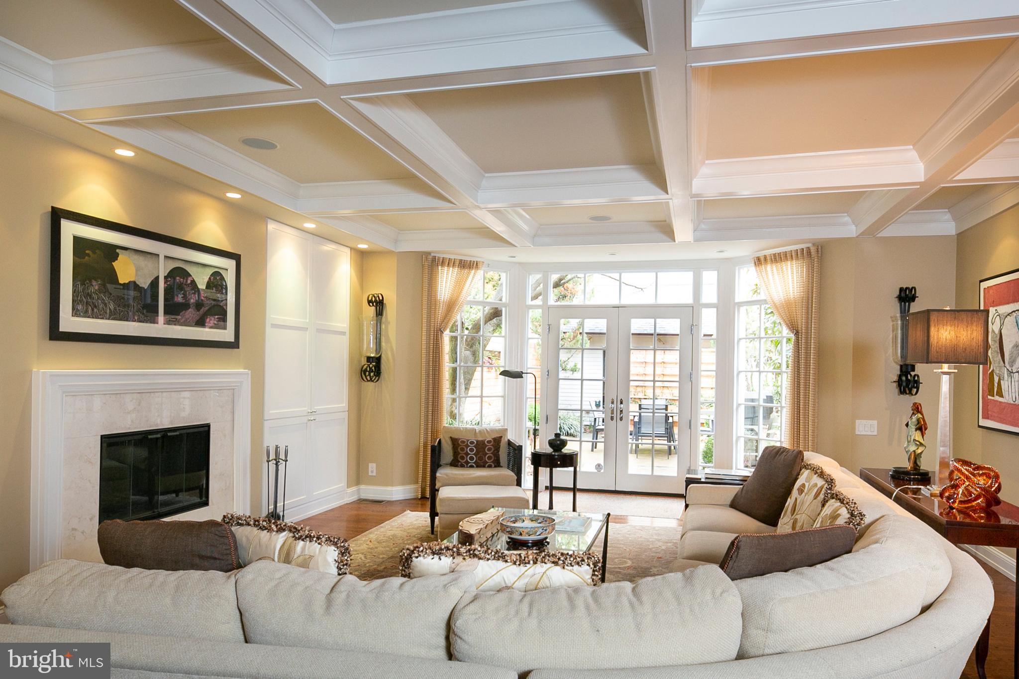 QUEEN VILLAGE - Residential