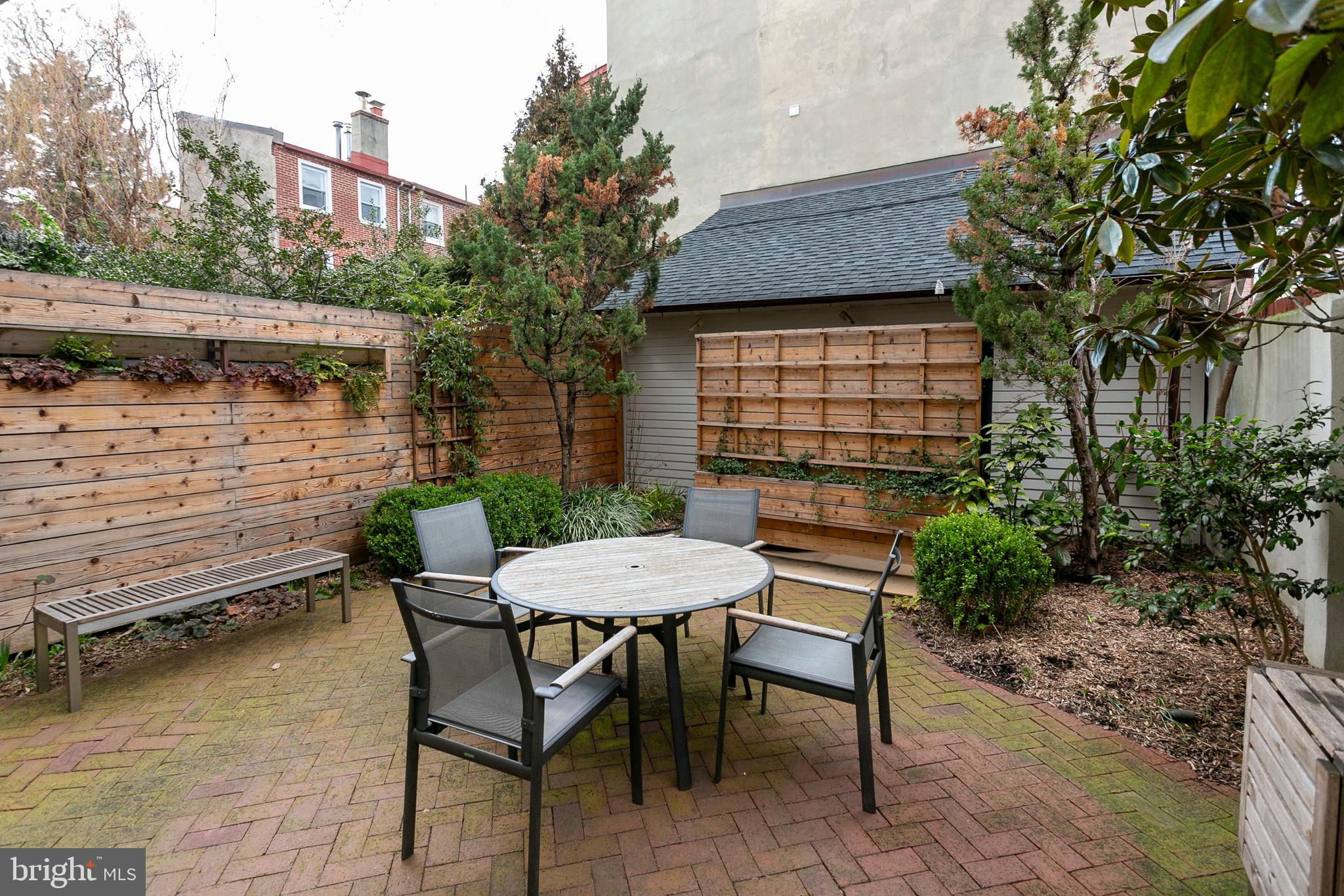 QUEEN VILLAGE - Residential