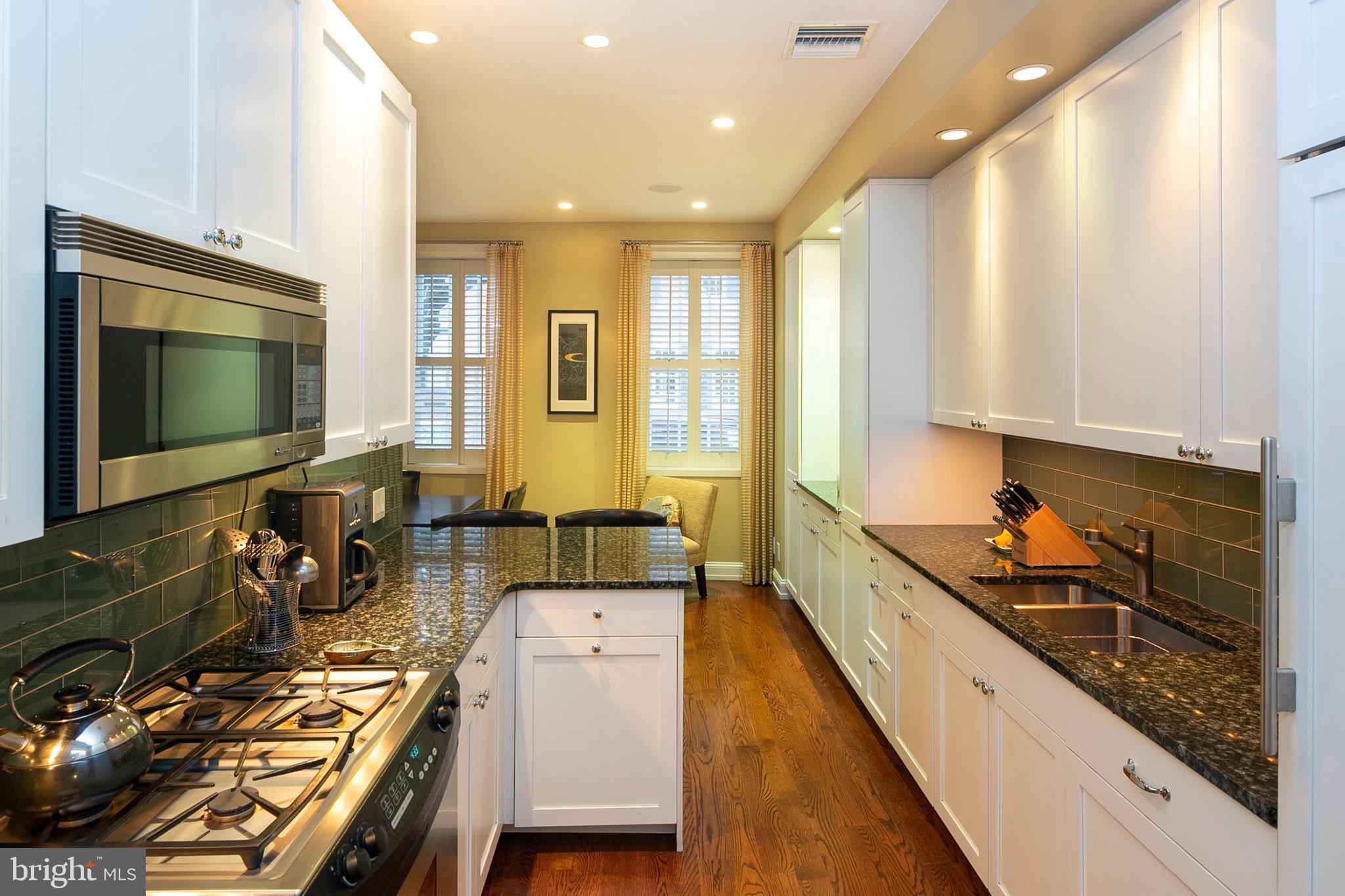 QUEEN VILLAGE - Residential