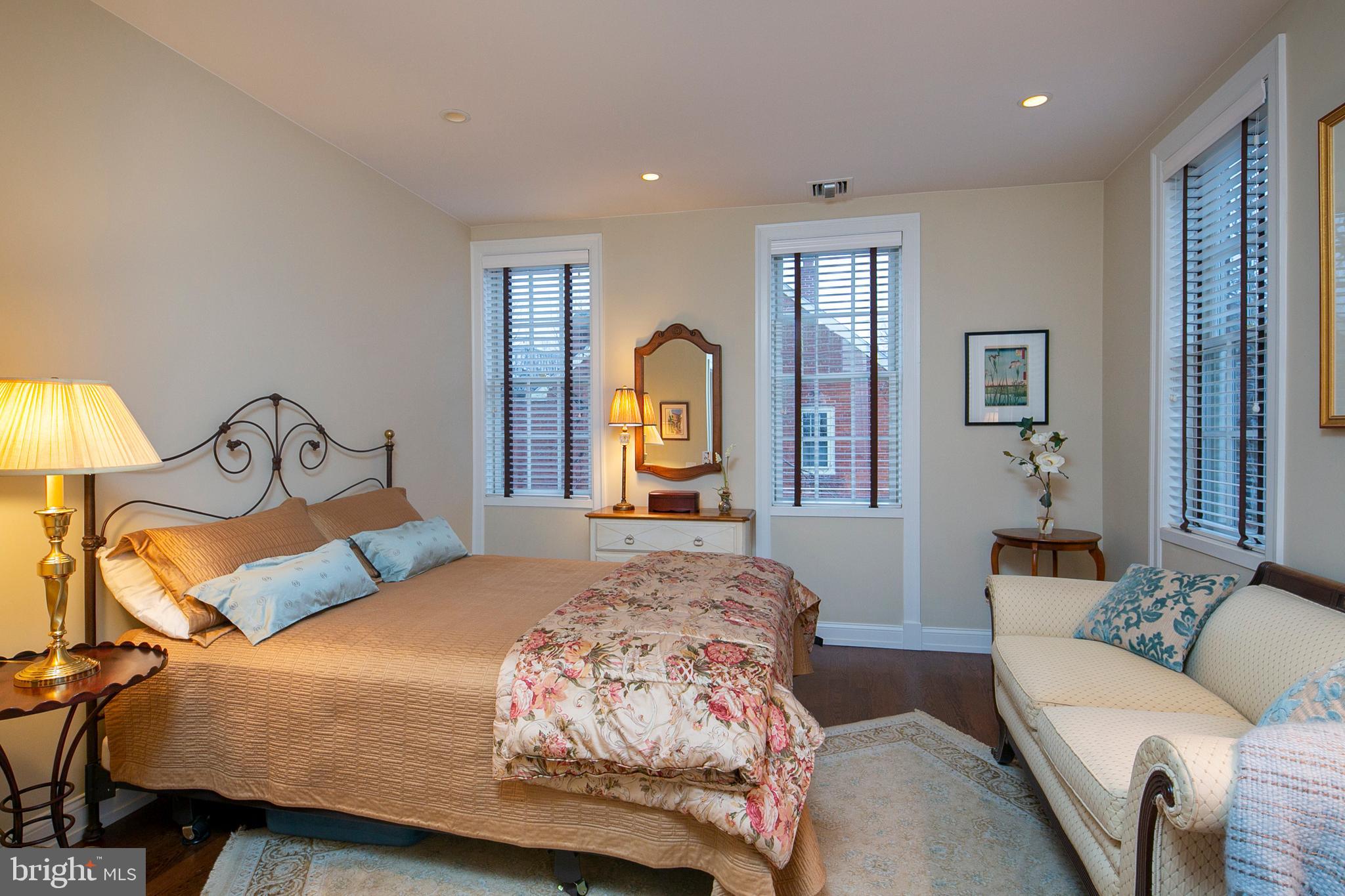 QUEEN VILLAGE - Residential