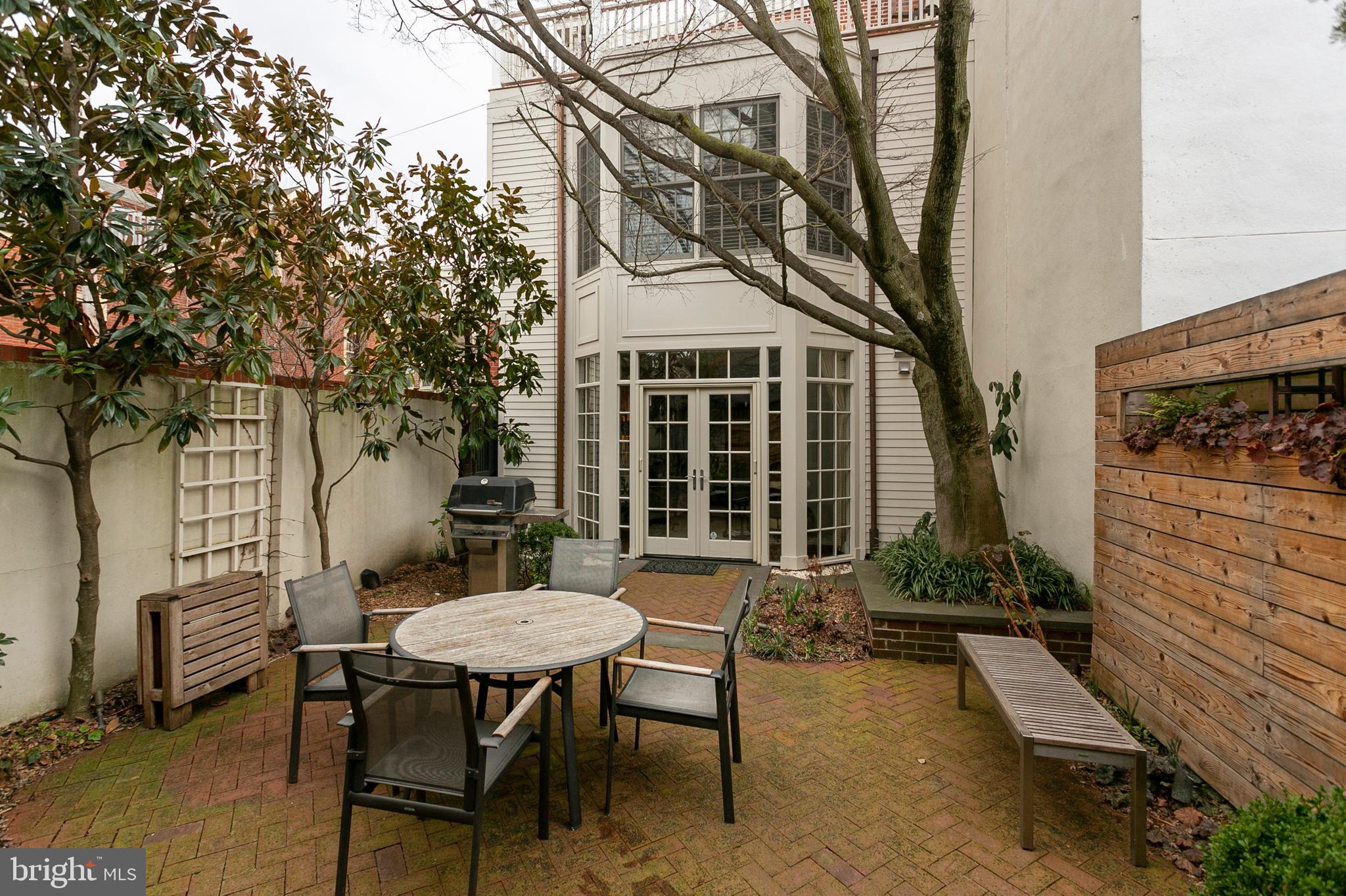 QUEEN VILLAGE - Residential