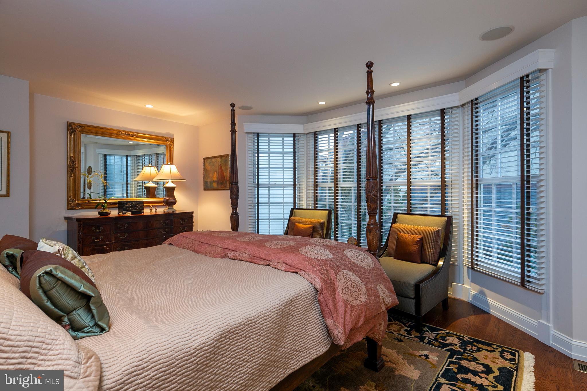 QUEEN VILLAGE - Residential