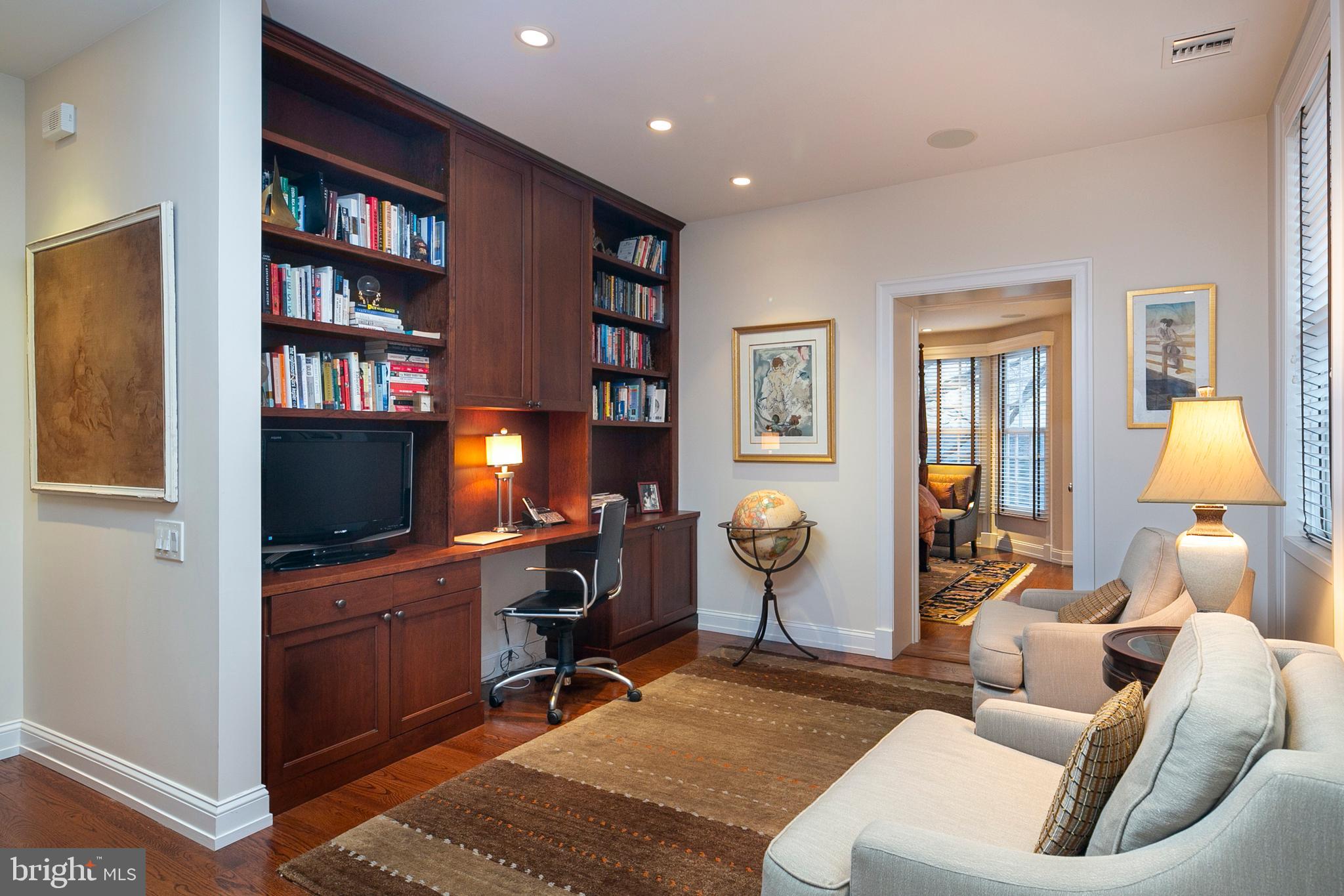 QUEEN VILLAGE - Residential