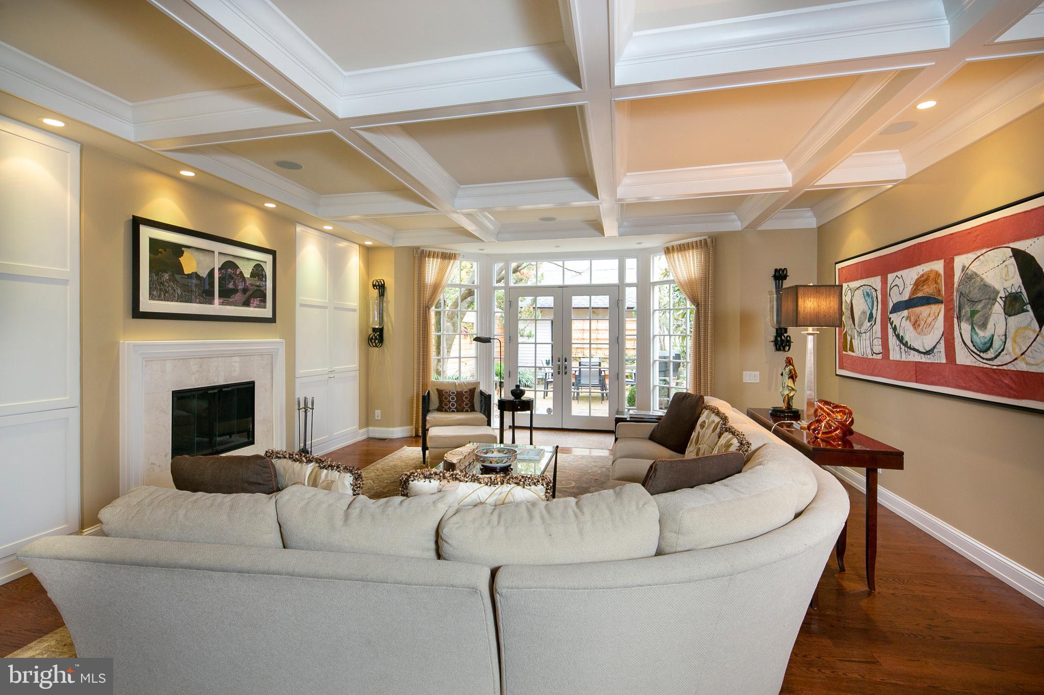 QUEEN VILLAGE - Residential