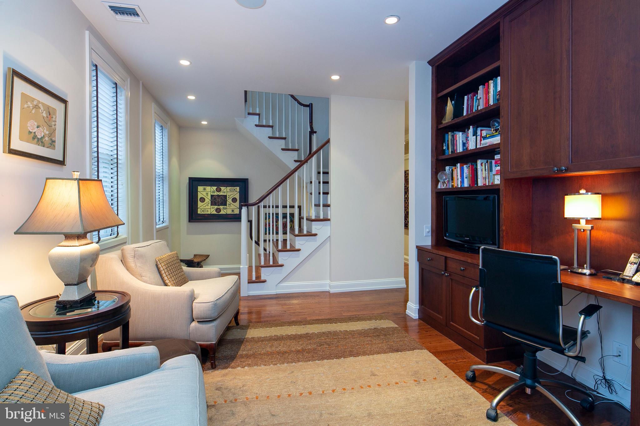 QUEEN VILLAGE - Residential