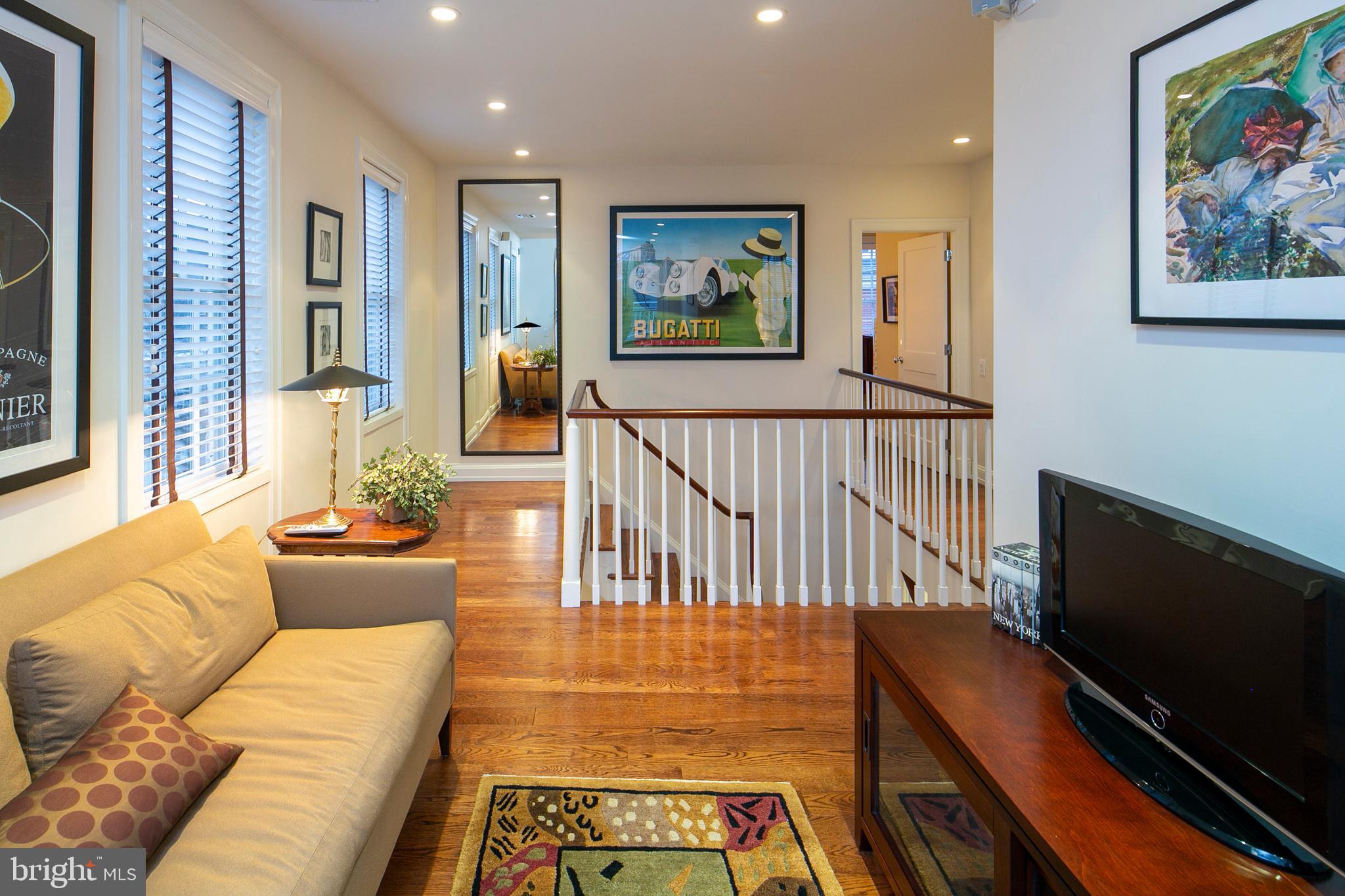 QUEEN VILLAGE - Residential