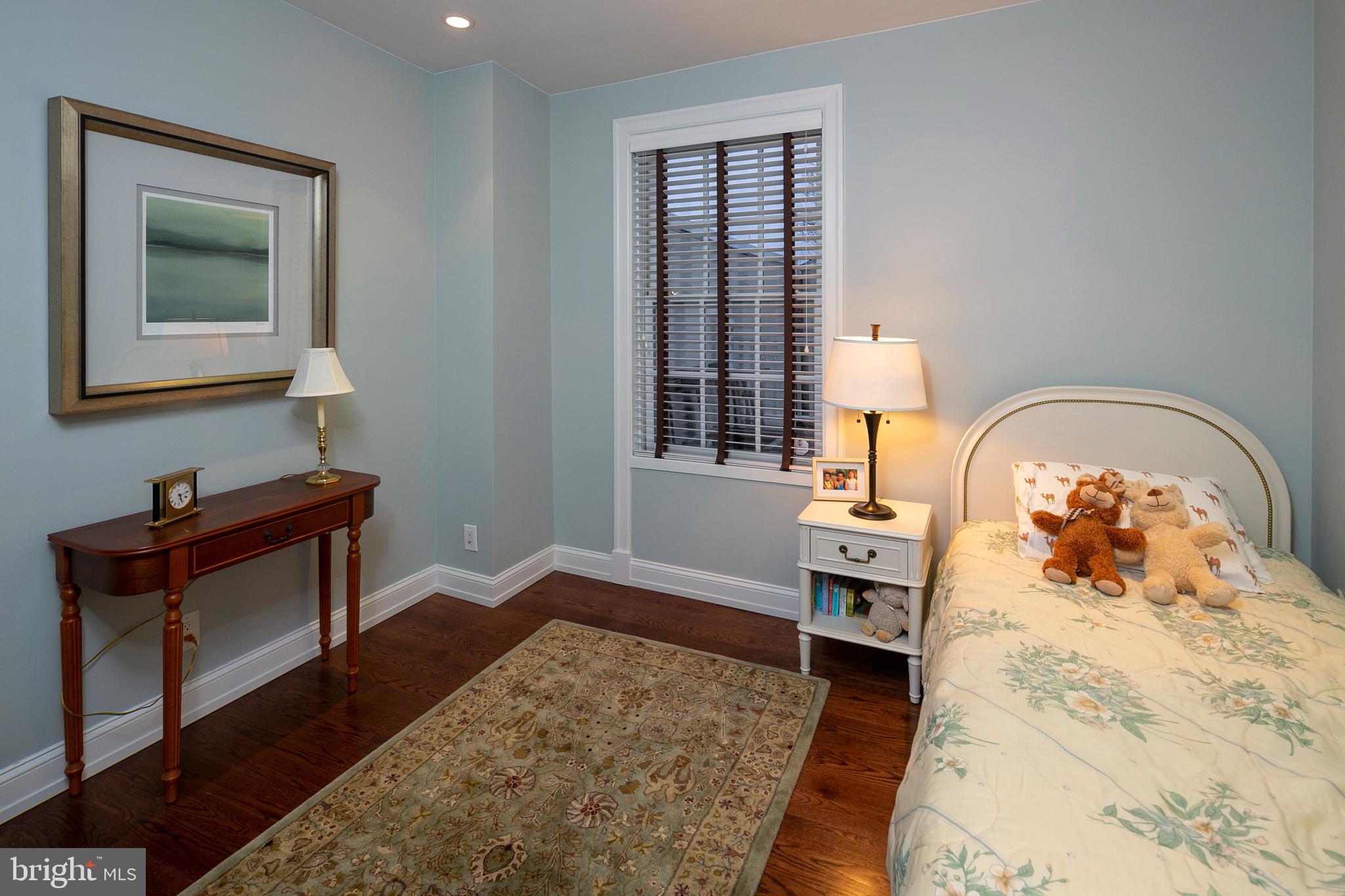 QUEEN VILLAGE - Residential