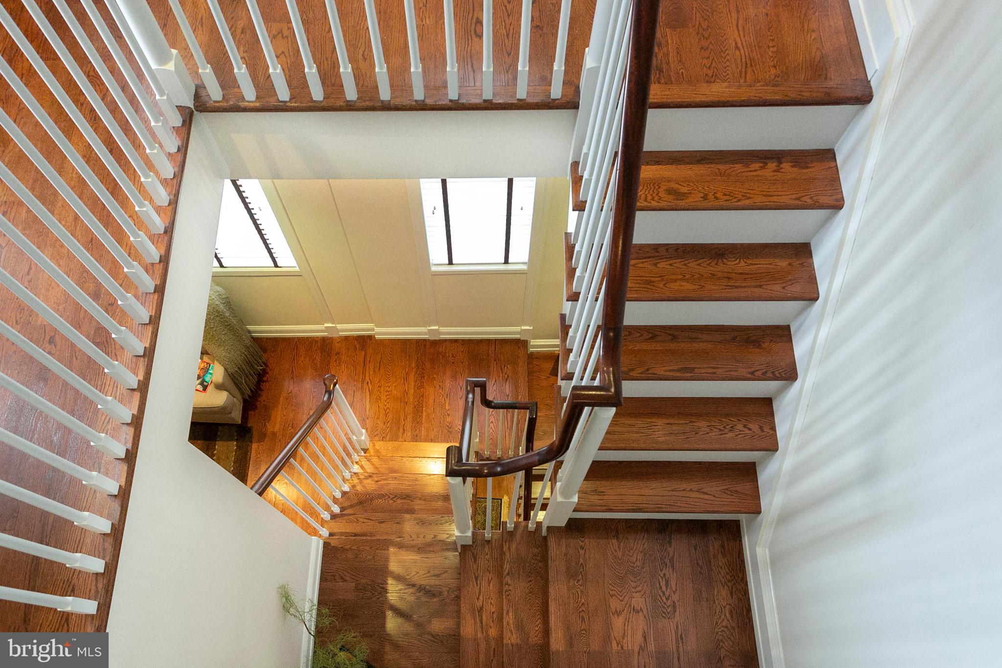 QUEEN VILLAGE - Residential