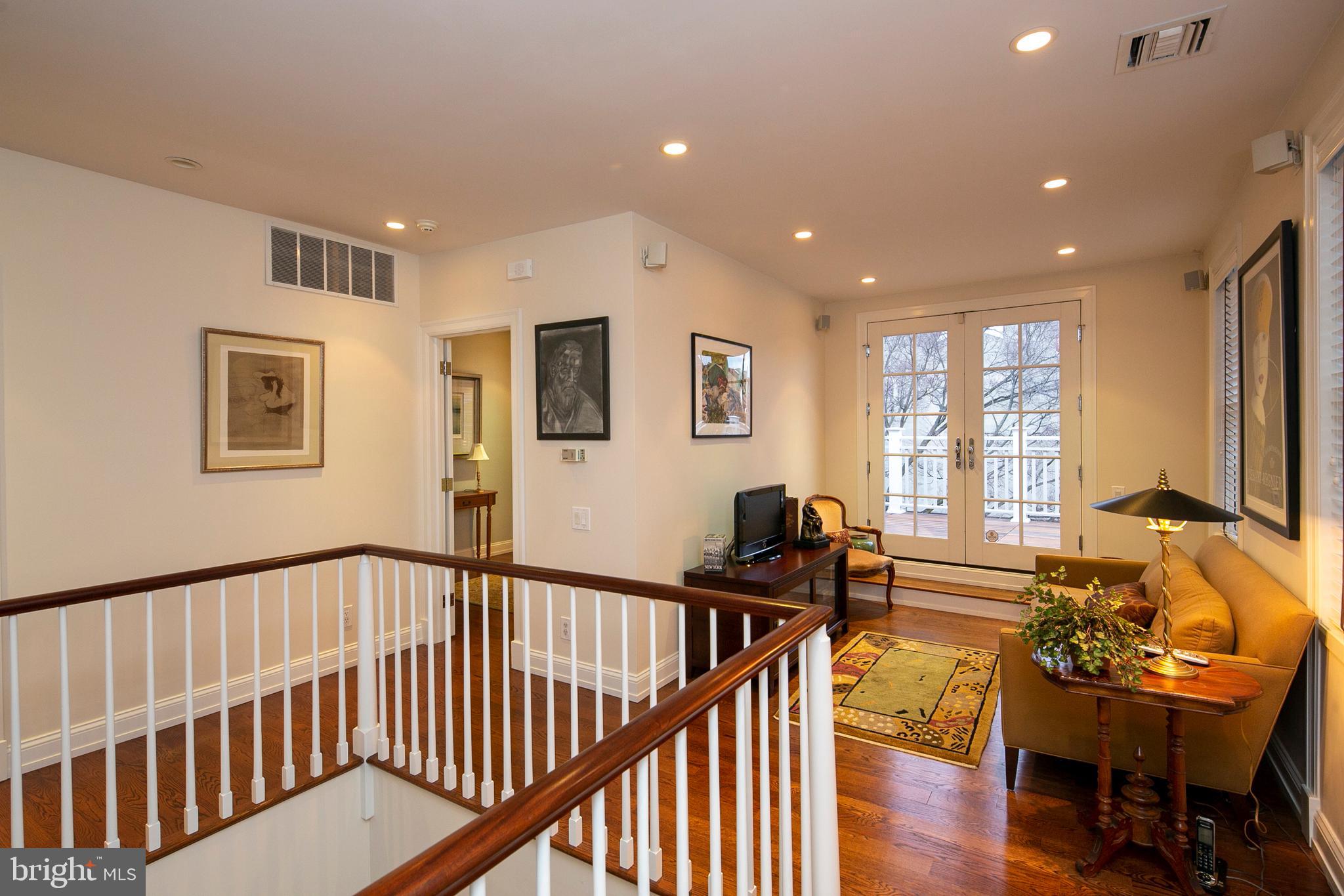 QUEEN VILLAGE - Residential