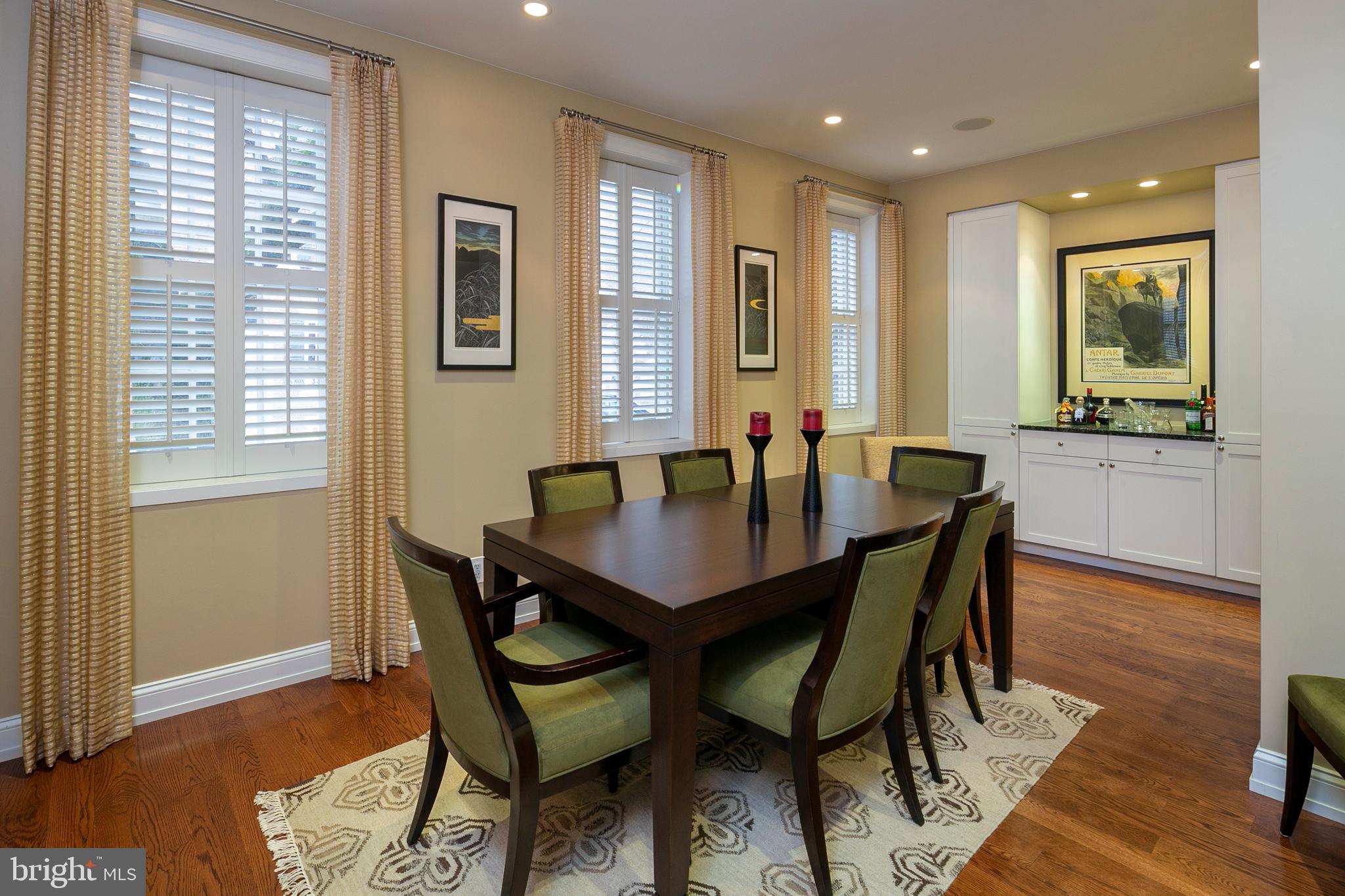 QUEEN VILLAGE - Residential