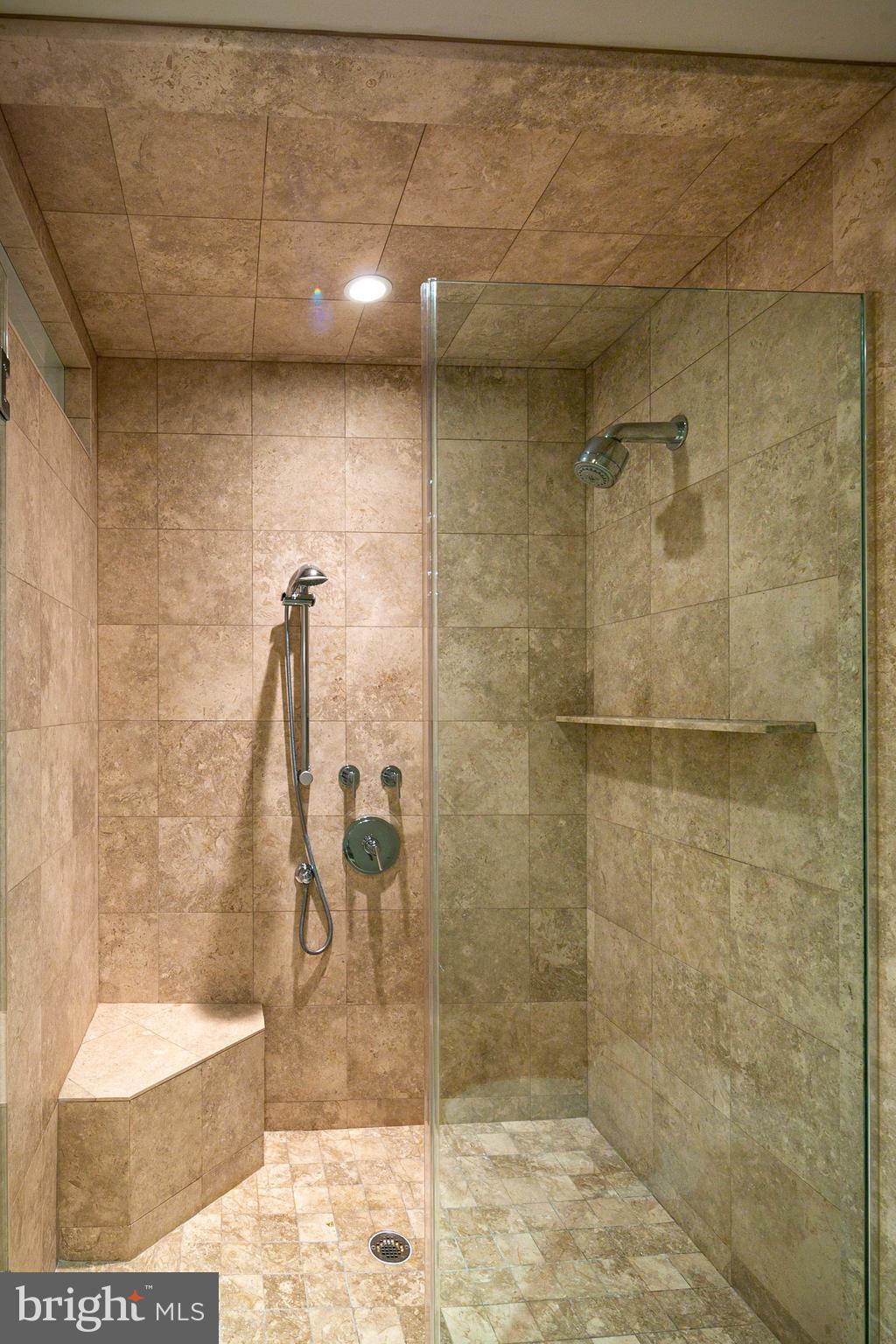 QUEEN VILLAGE - Residential