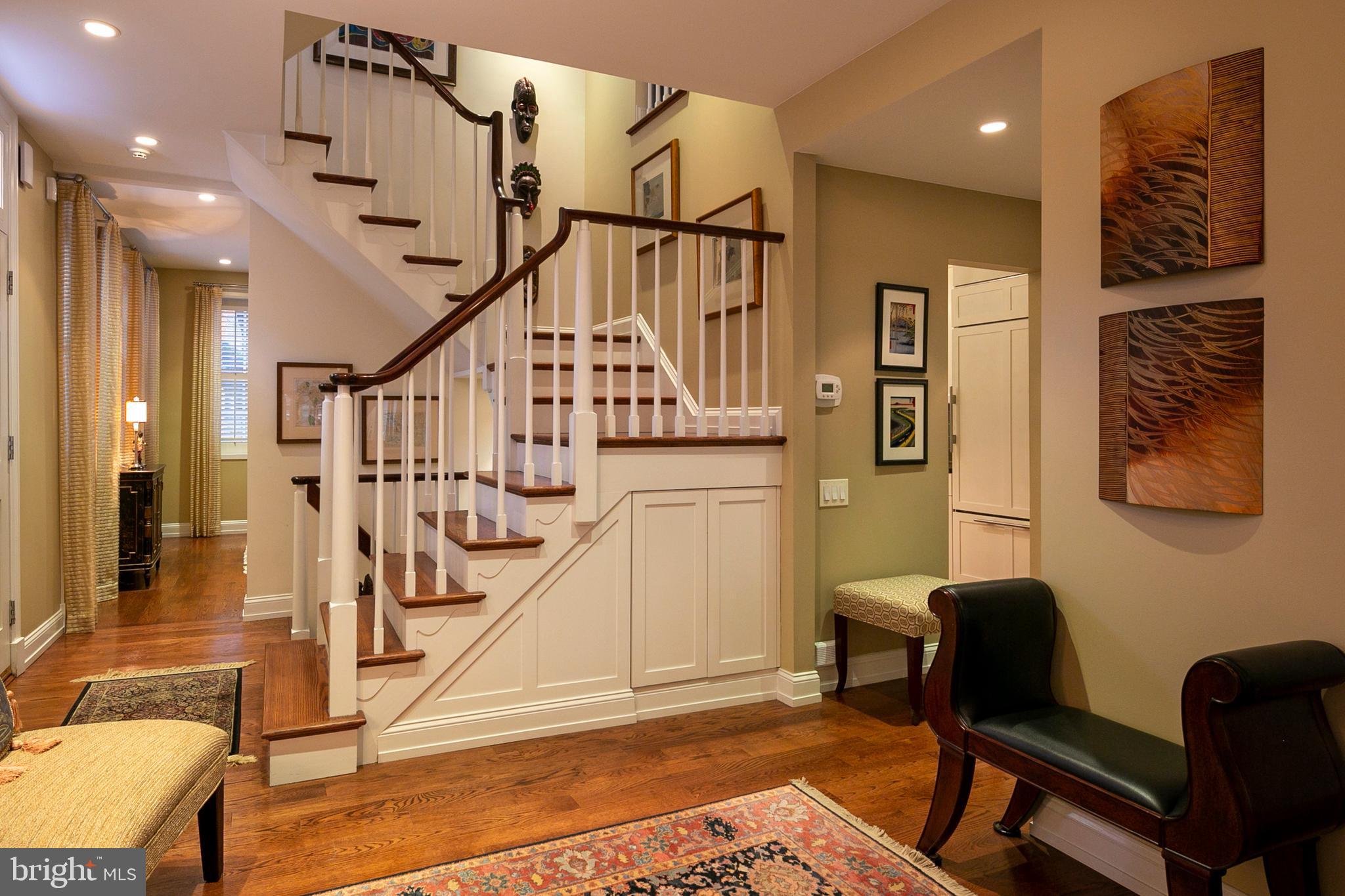 QUEEN VILLAGE - Residential