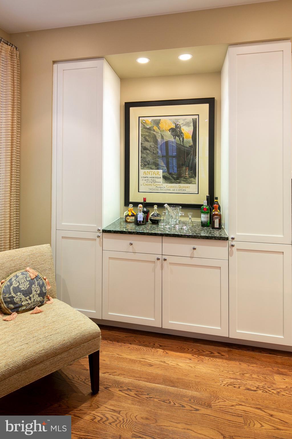 QUEEN VILLAGE - Residential