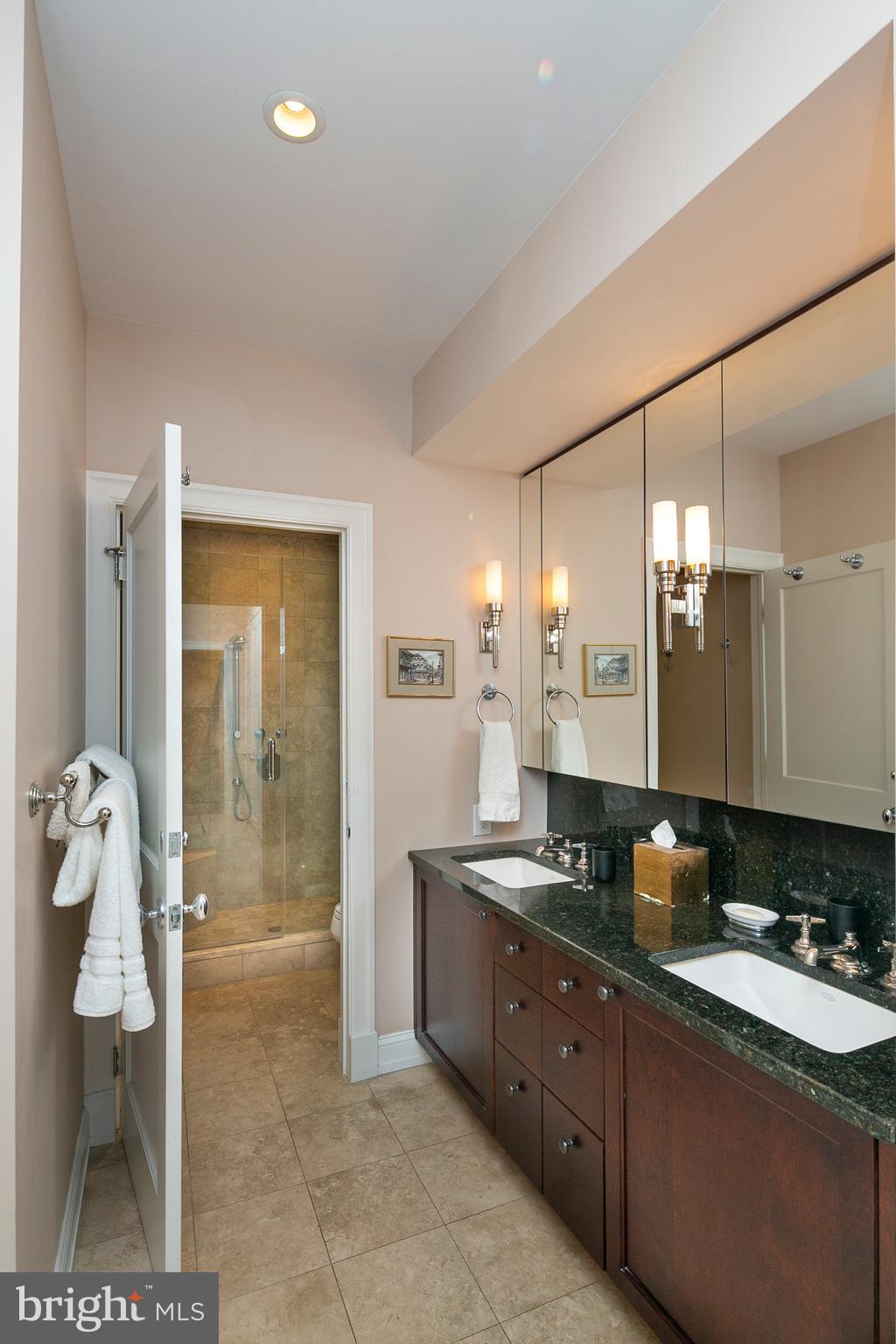 QUEEN VILLAGE - Residential