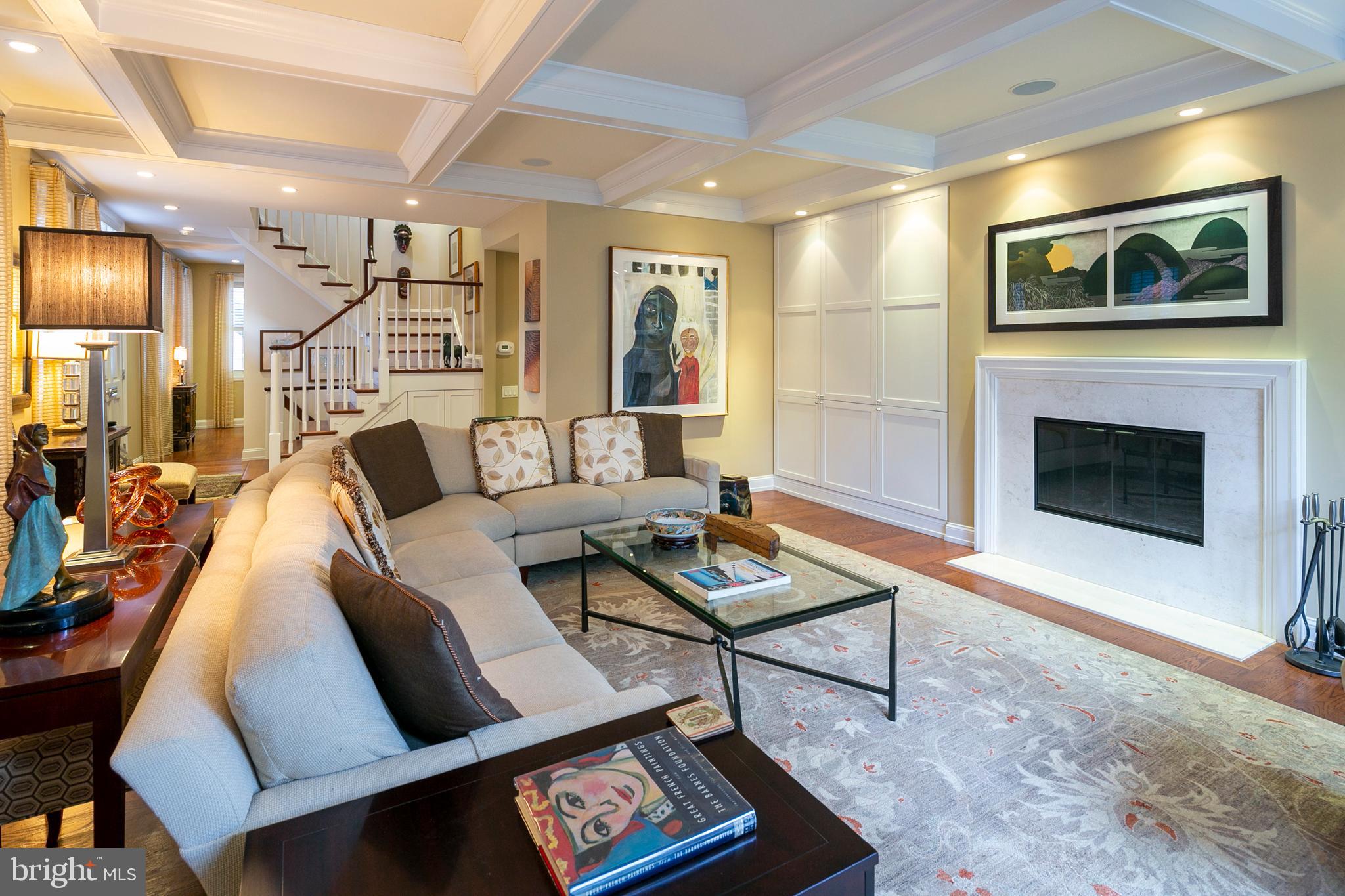 QUEEN VILLAGE - Residential