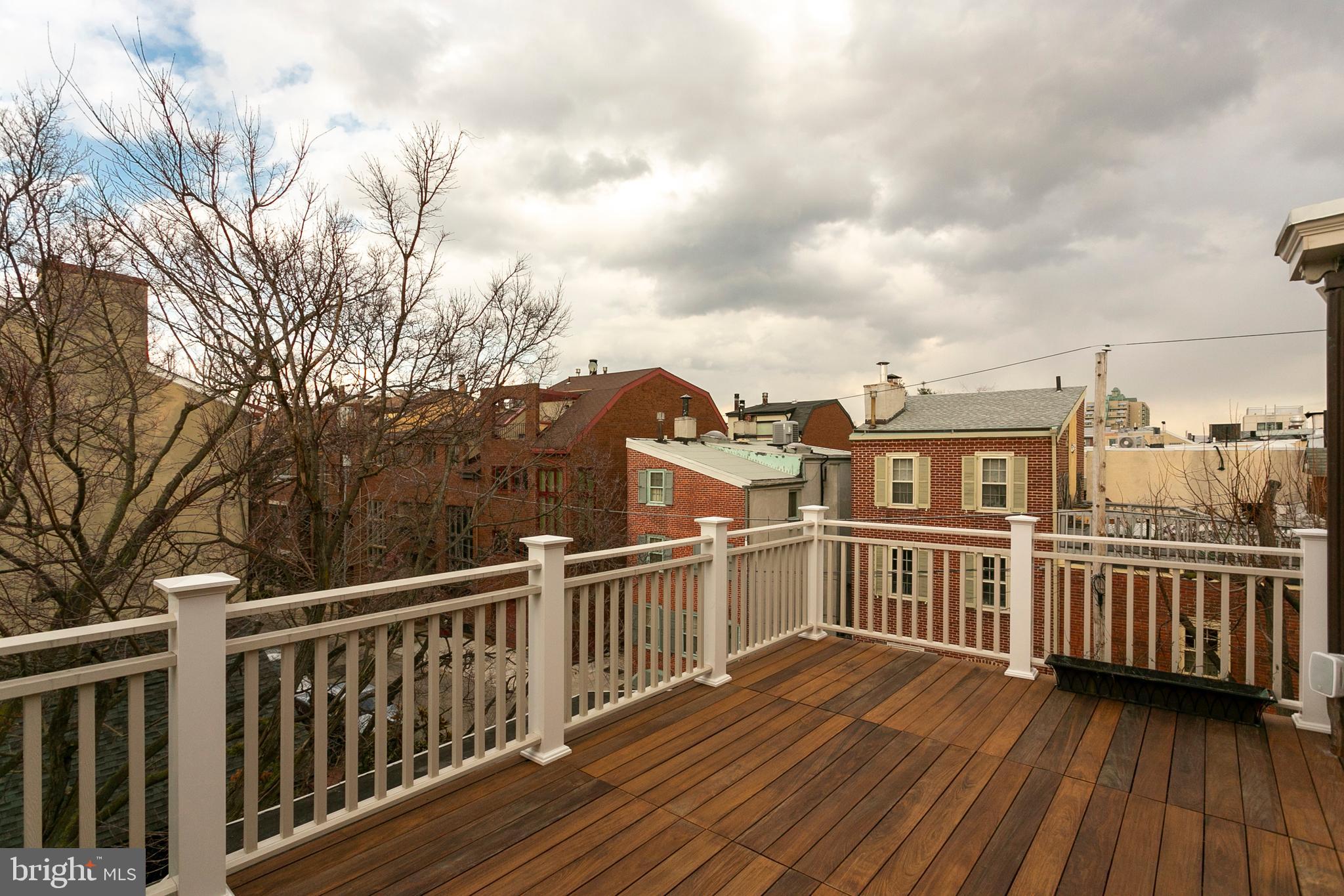 QUEEN VILLAGE - Residential