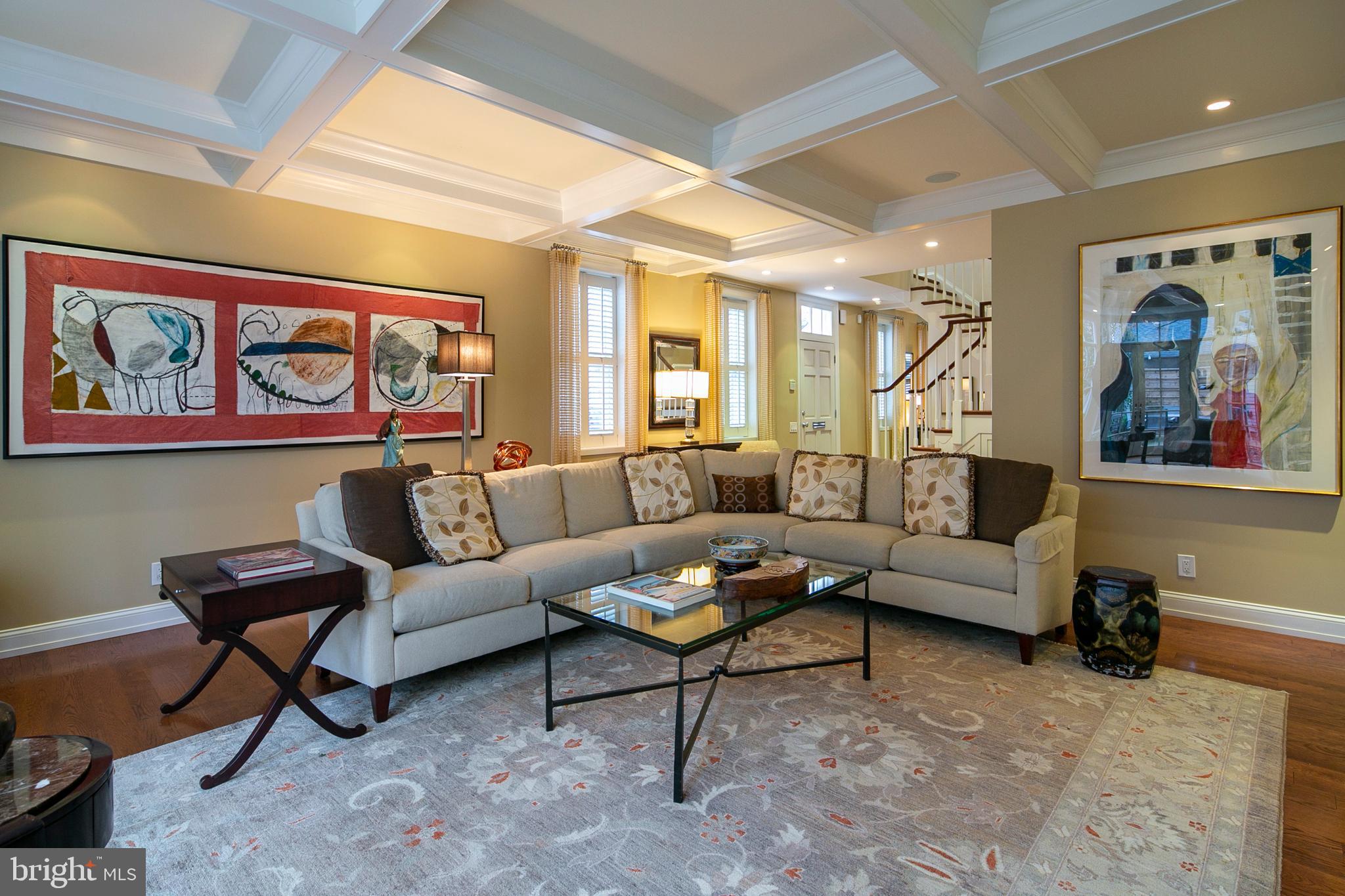 QUEEN VILLAGE - Residential