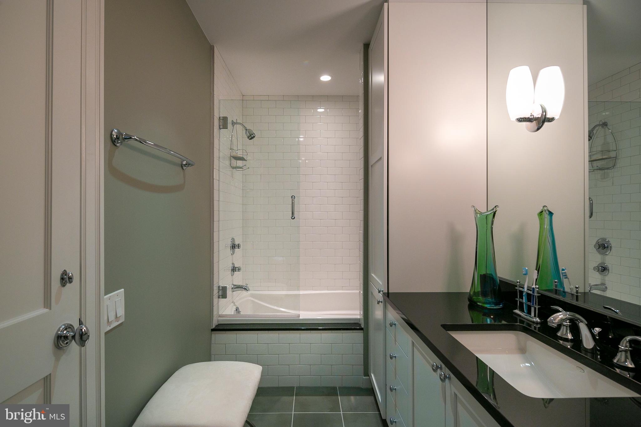 QUEEN VILLAGE - Residential