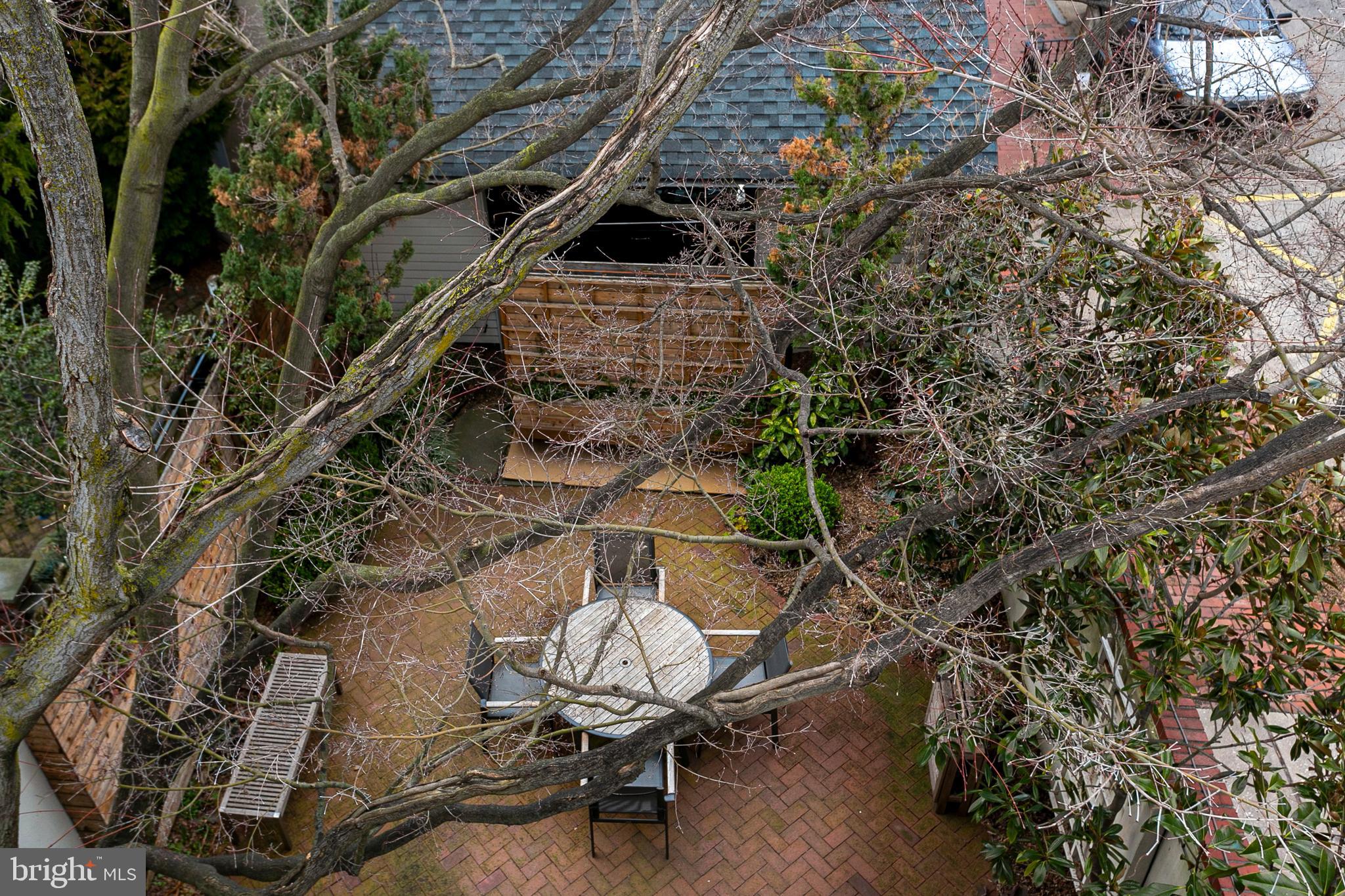 QUEEN VILLAGE - Residential