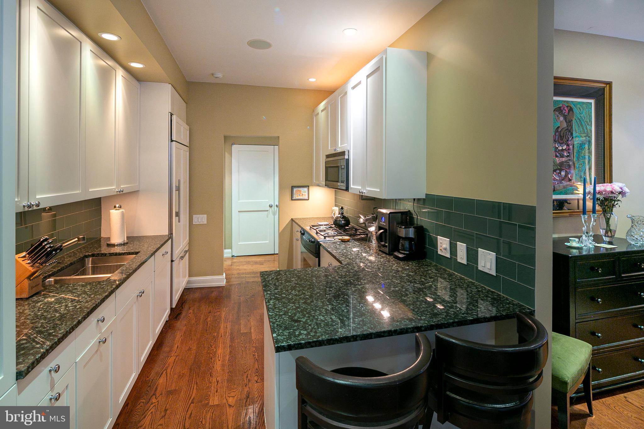 QUEEN VILLAGE - Residential