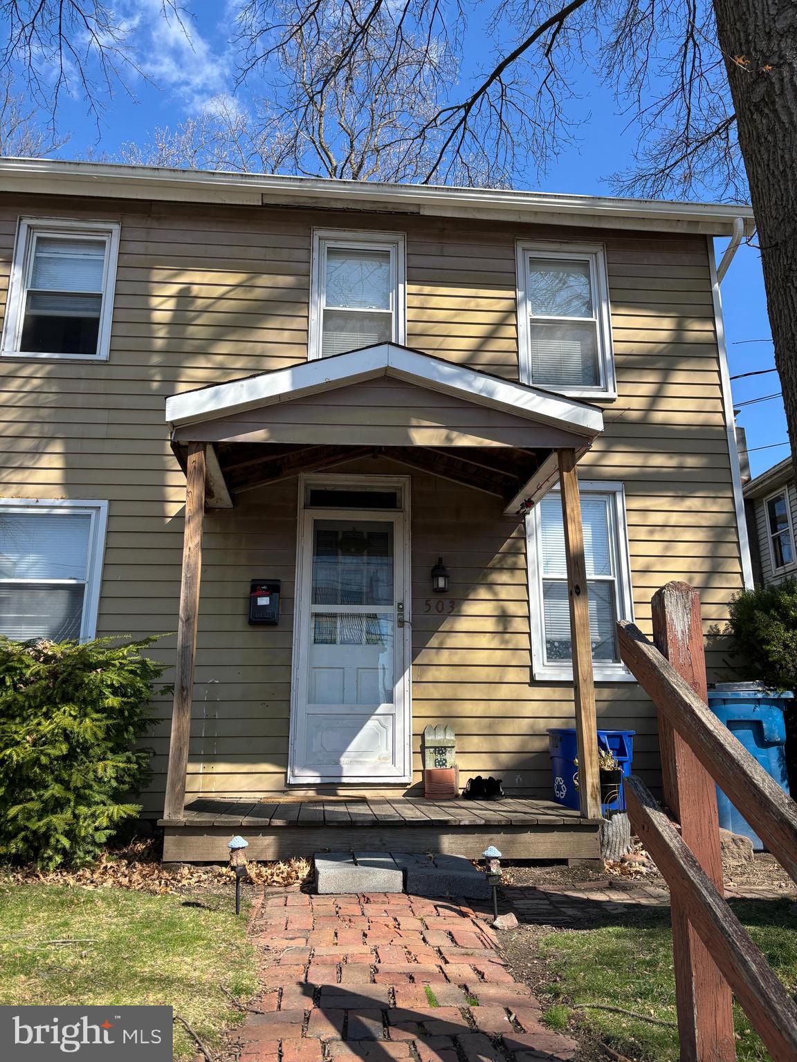 Main image without alt text