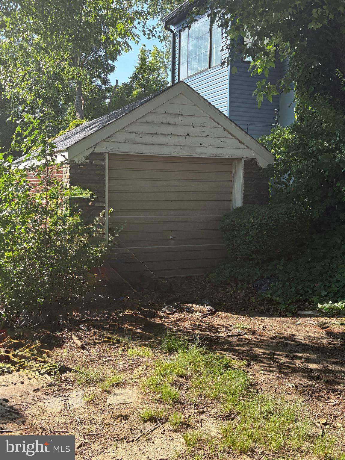 1021 E VERNON ROAD