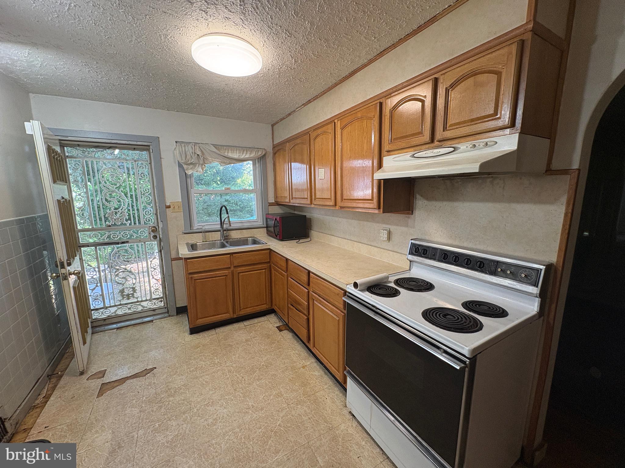 1021 E VERNON ROAD