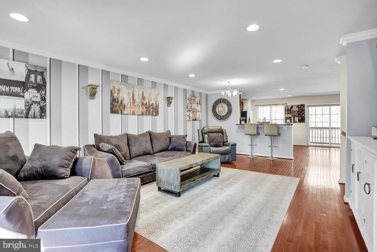 HANOVER SQUARE - Residential