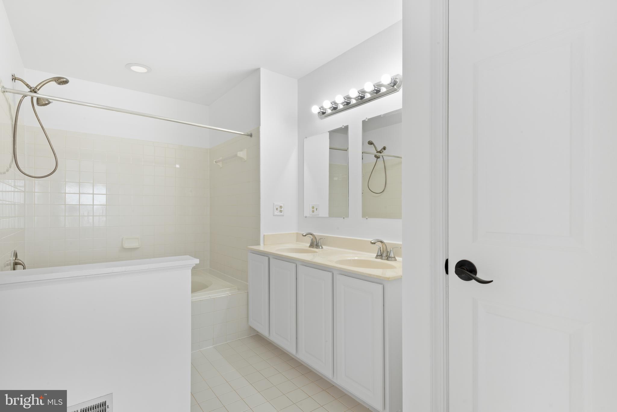 GREENBROOK MANOR - Residential