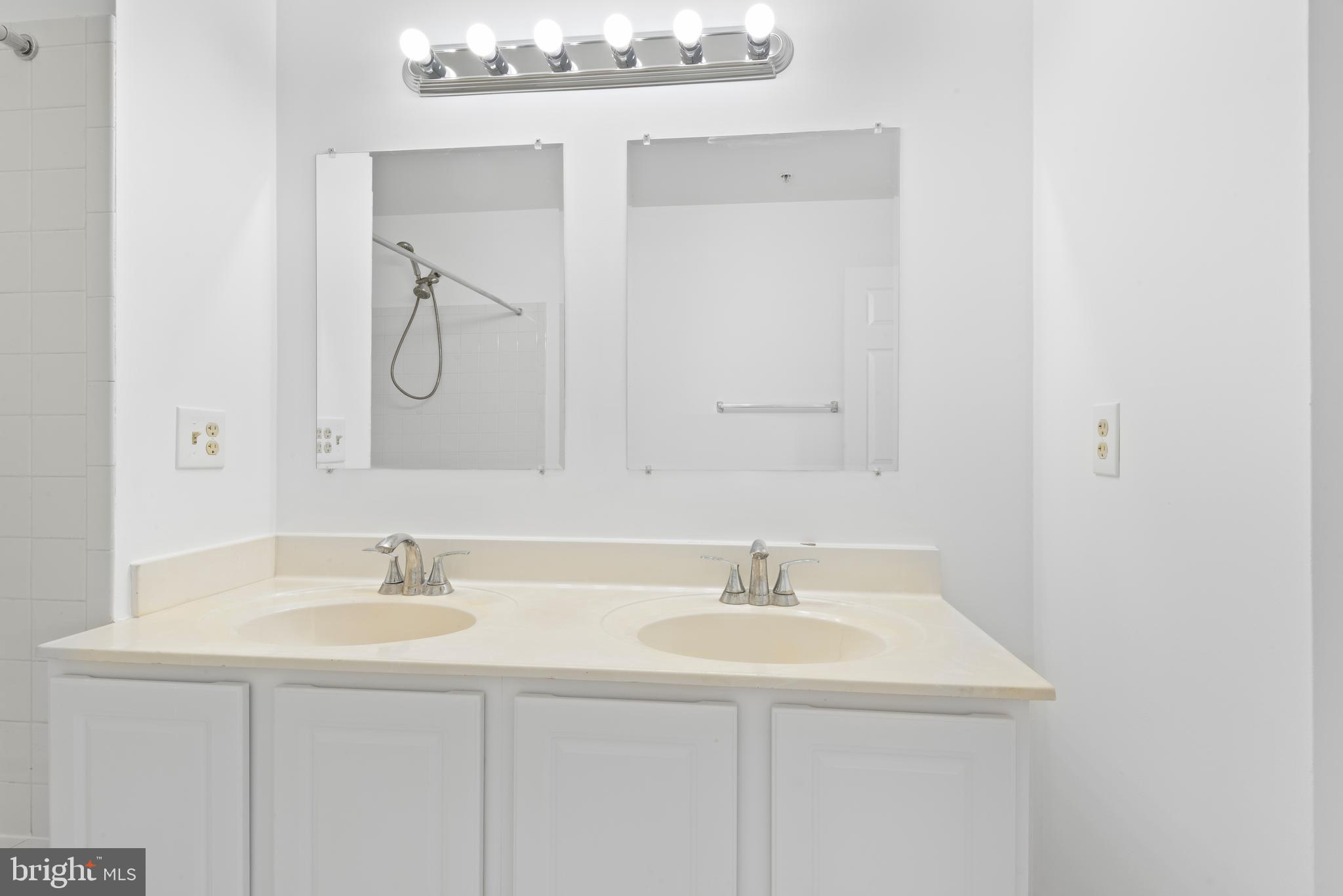 GREENBROOK MANOR - Residential