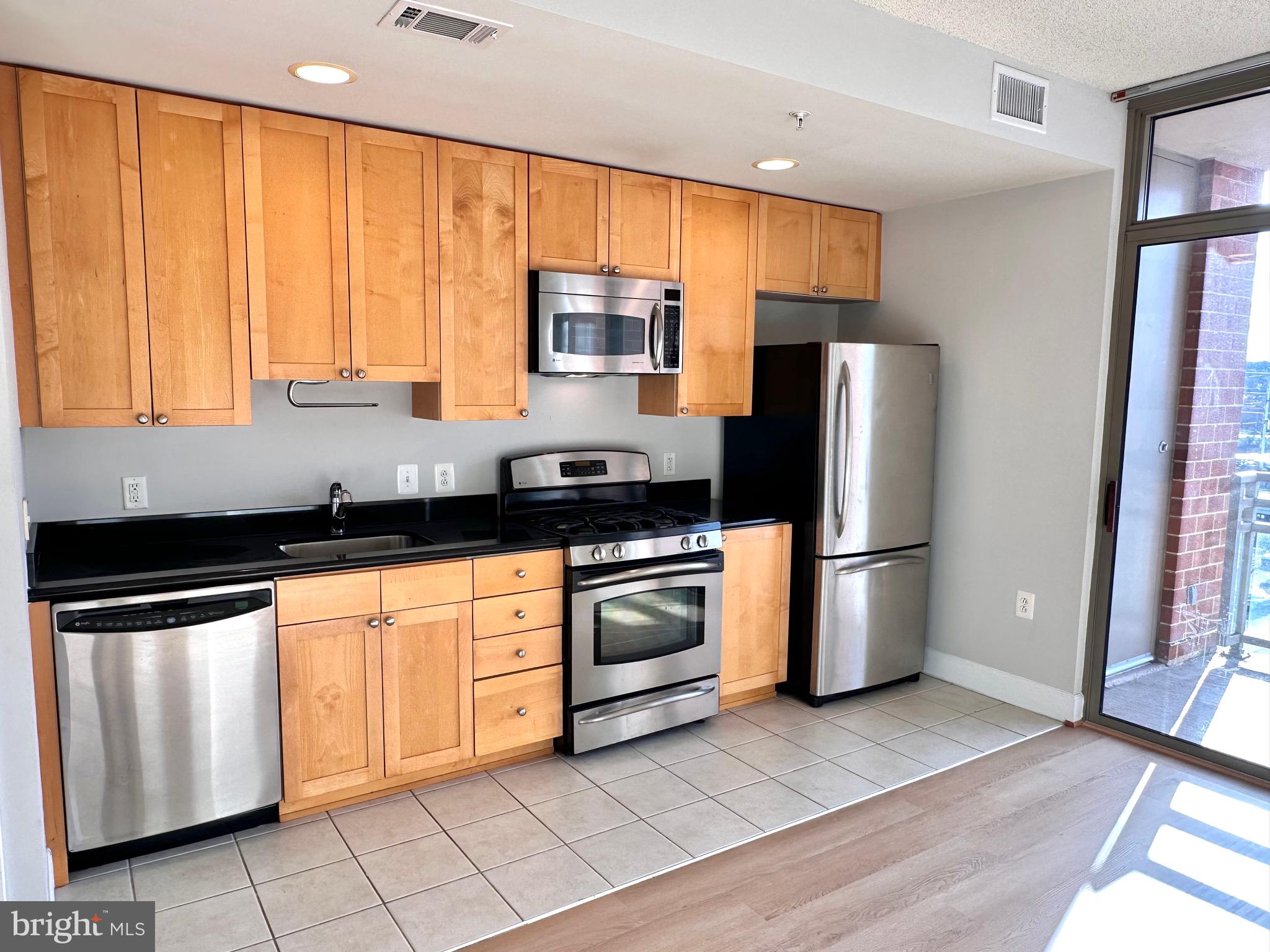 ECLIPSE ON CENTER PARK - Residential Lease