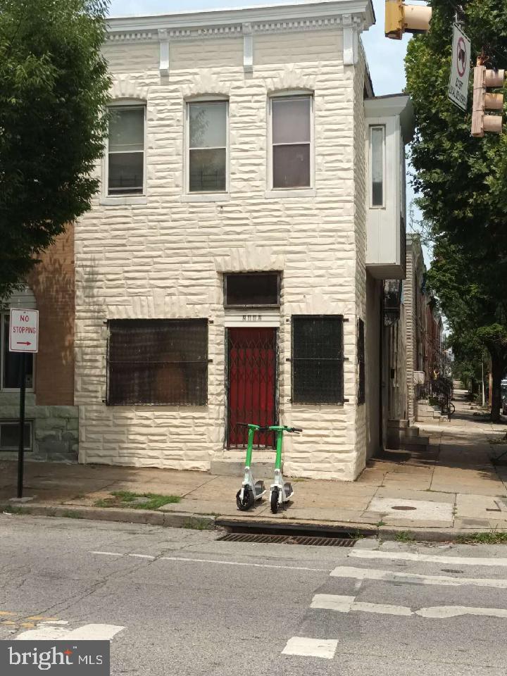 Main image without alt text