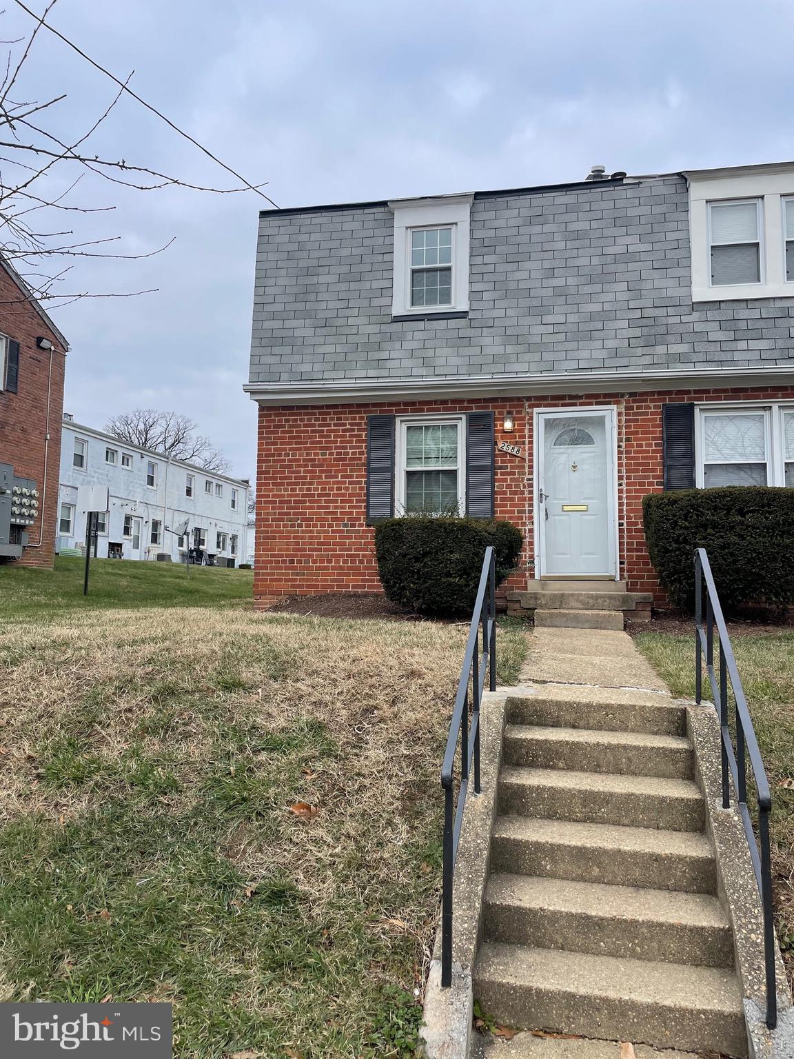 Nicely renovated End unit townhouse condo, with plenty of windows and natural sunlight. Open to common area, and only few steps to bus stop.
Tow levels with 2 bedrooms and 1 full bathroom on upper level.
Main level offers; family room, dining room, kitchen with backdoor to back/ patio. And washer/ dryer on main level .
Close to bus stop , Metro Station, Capitol Beltway and the National Harbor. Walking distance o Iverson Mall and stores.