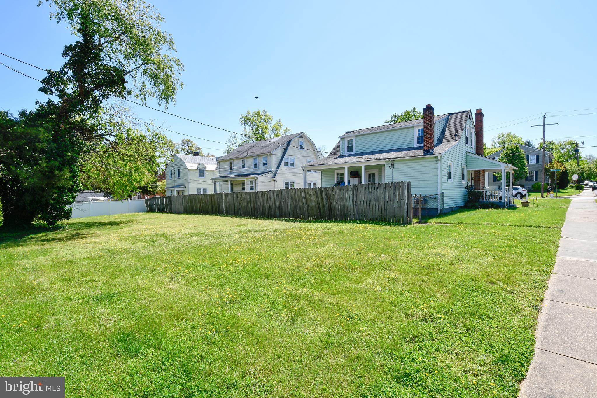 BELOW THE COLLEGE - Residential