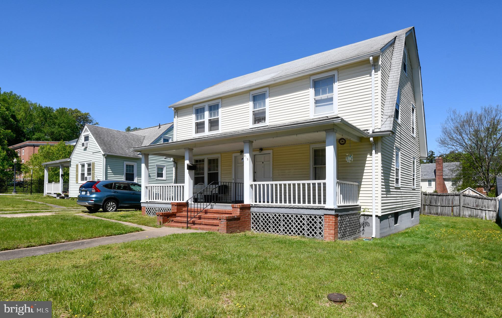 BELOW THE COLLEGE - Residential