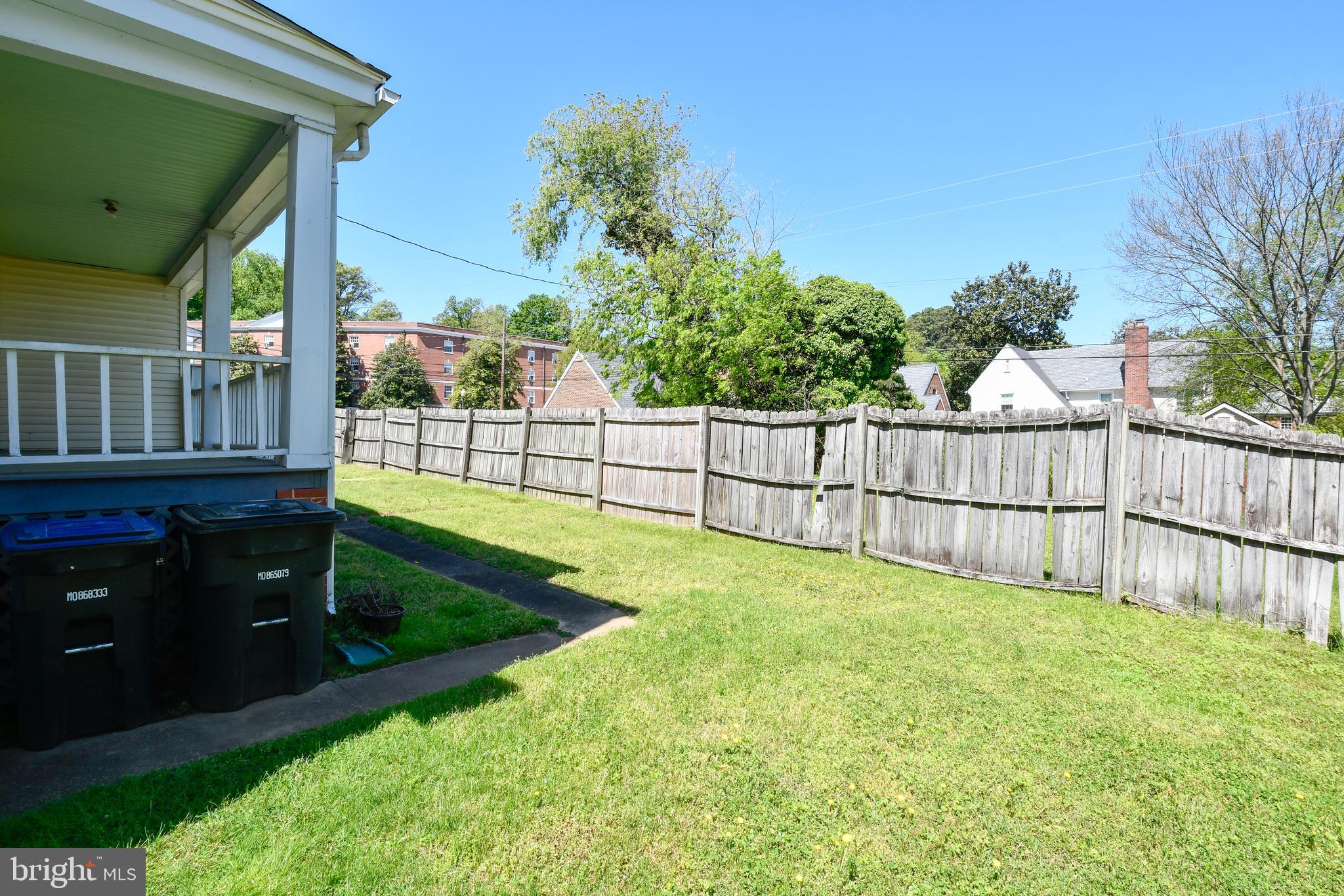 BELOW THE COLLEGE - Residential