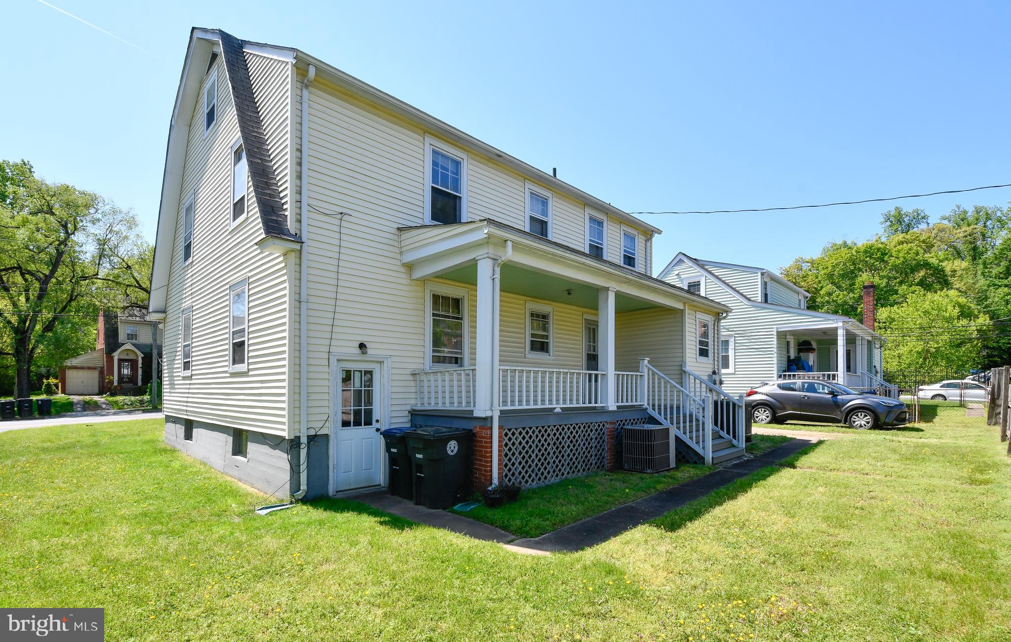 BELOW THE COLLEGE - Residential