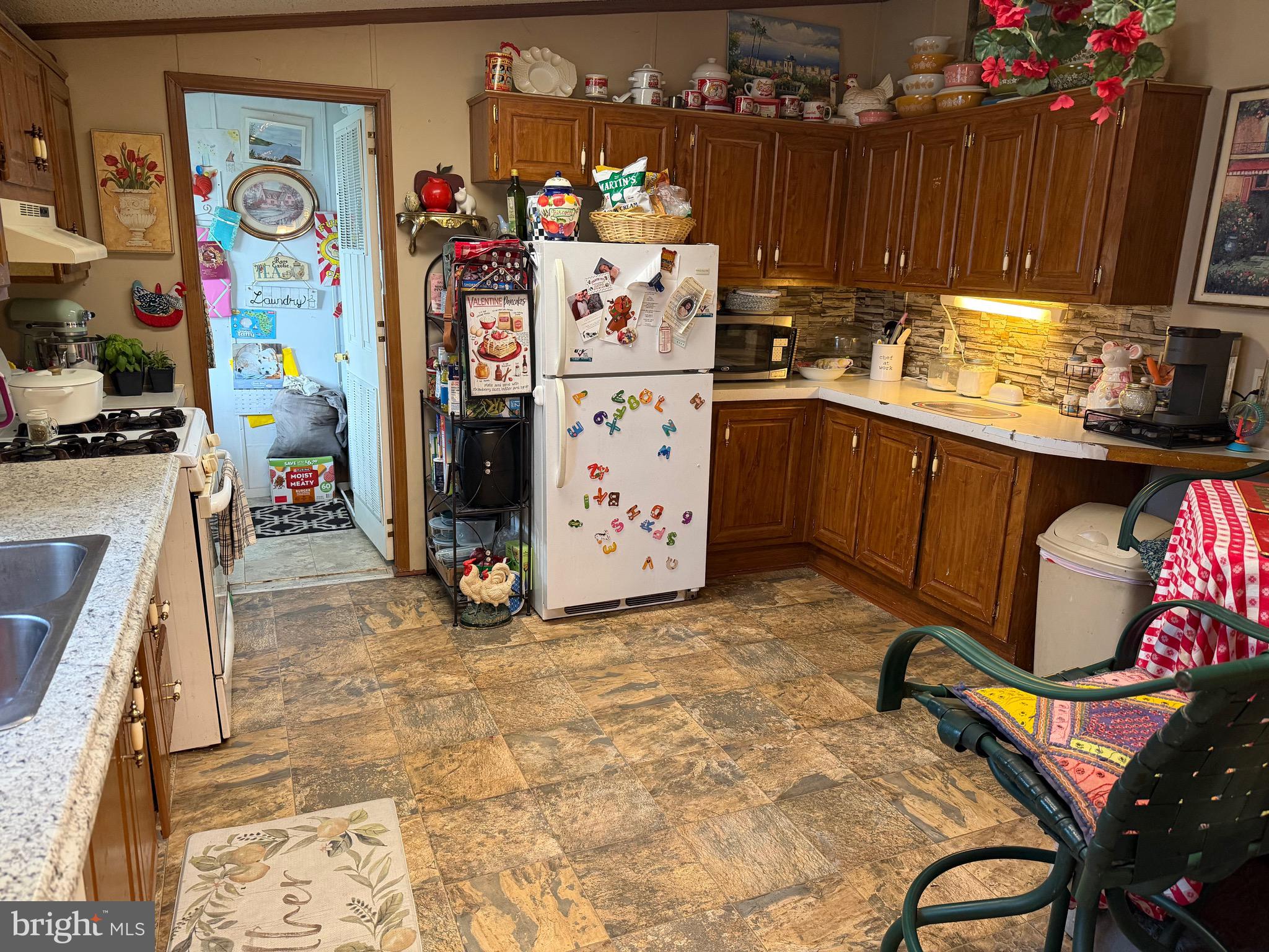 215 LONGWOOD COURT W