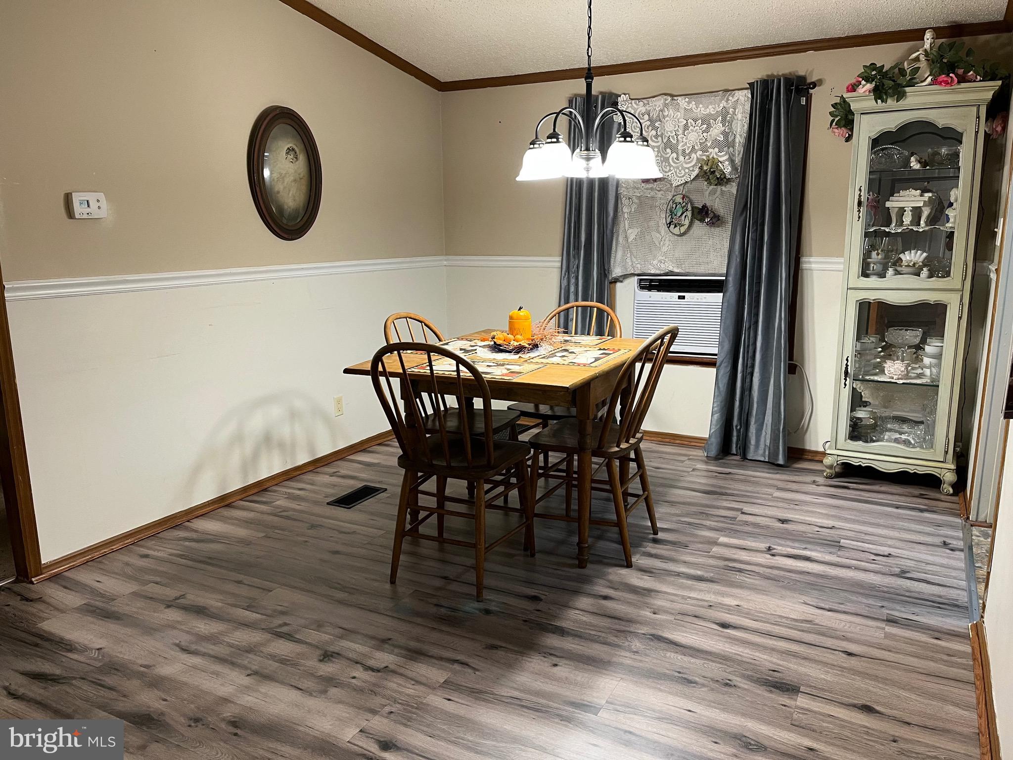 215 LONGWOOD COURT W