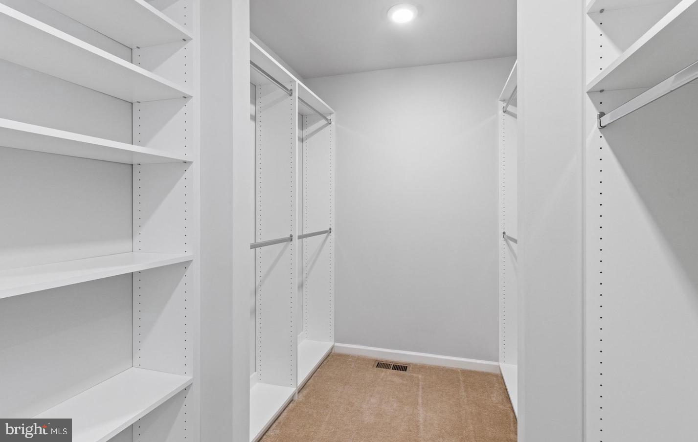 LINCOLN WOODS - Residential